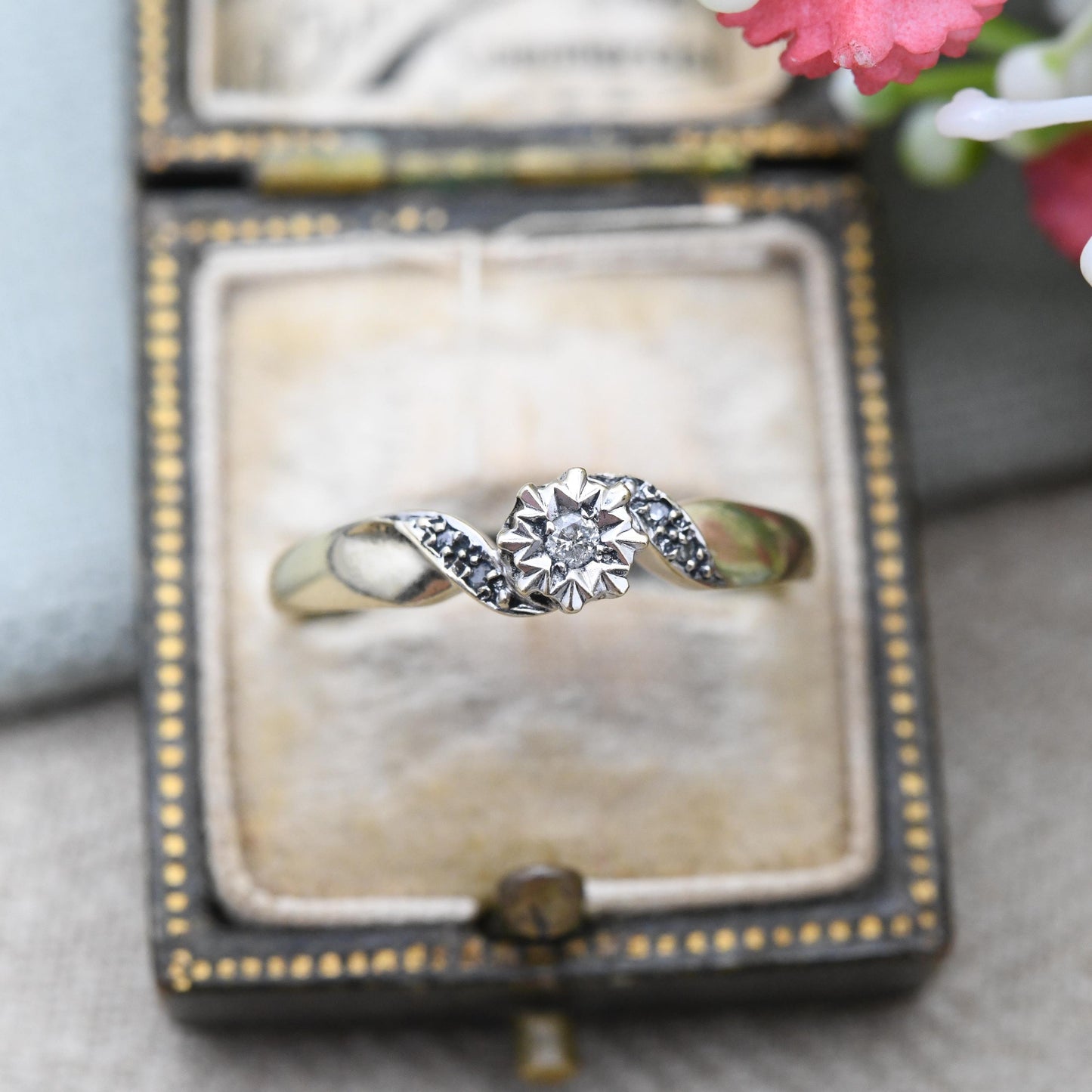 Vintage 9ct Gold Diamond Solitaire Ring 0.04 Carats 4 Points - Star Illusion Set Ring | Twisted Shank Design | UK Size - T | US Size - 9 1/2