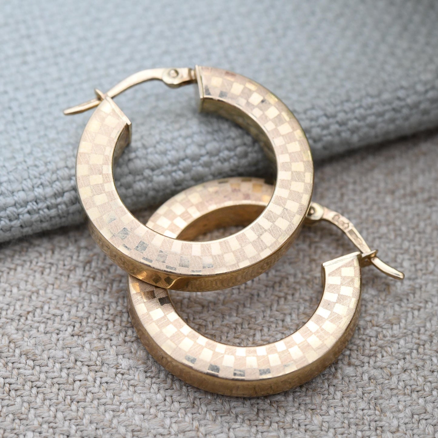 Vintage 9ct Gold Checkered Hoop Earrings - Modern Matt and Shiny Yellow Gold Chunky Hollow Circle Hoops | Large Size Round Latch Back Clasp