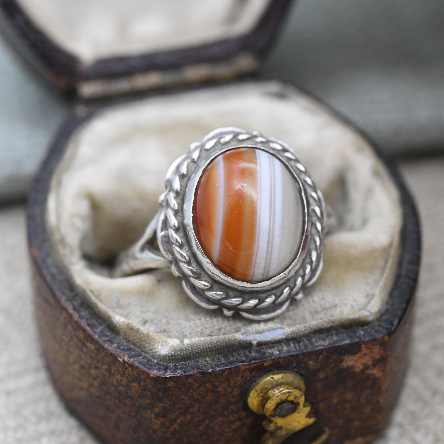 Vintage Sterling Silver Banded Agate Ring Orange and White - Mid-Century Gemstone Rope Twist Cabochon Stone | UK Size - J 1/2 | US Size - 5