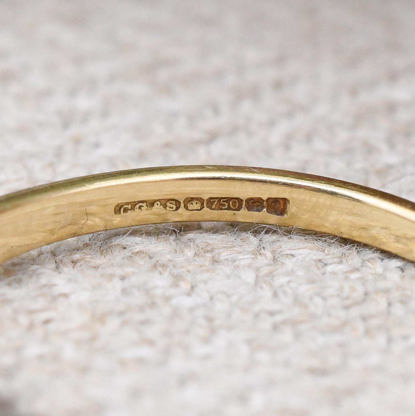 Vintage 18ct Gold Sapphire and Diamond Ring 1988 - Solitaire Blue Gemstone Side Stones Stacker Ring Split | UK Size - P 1/2 US Size - 7 3/4