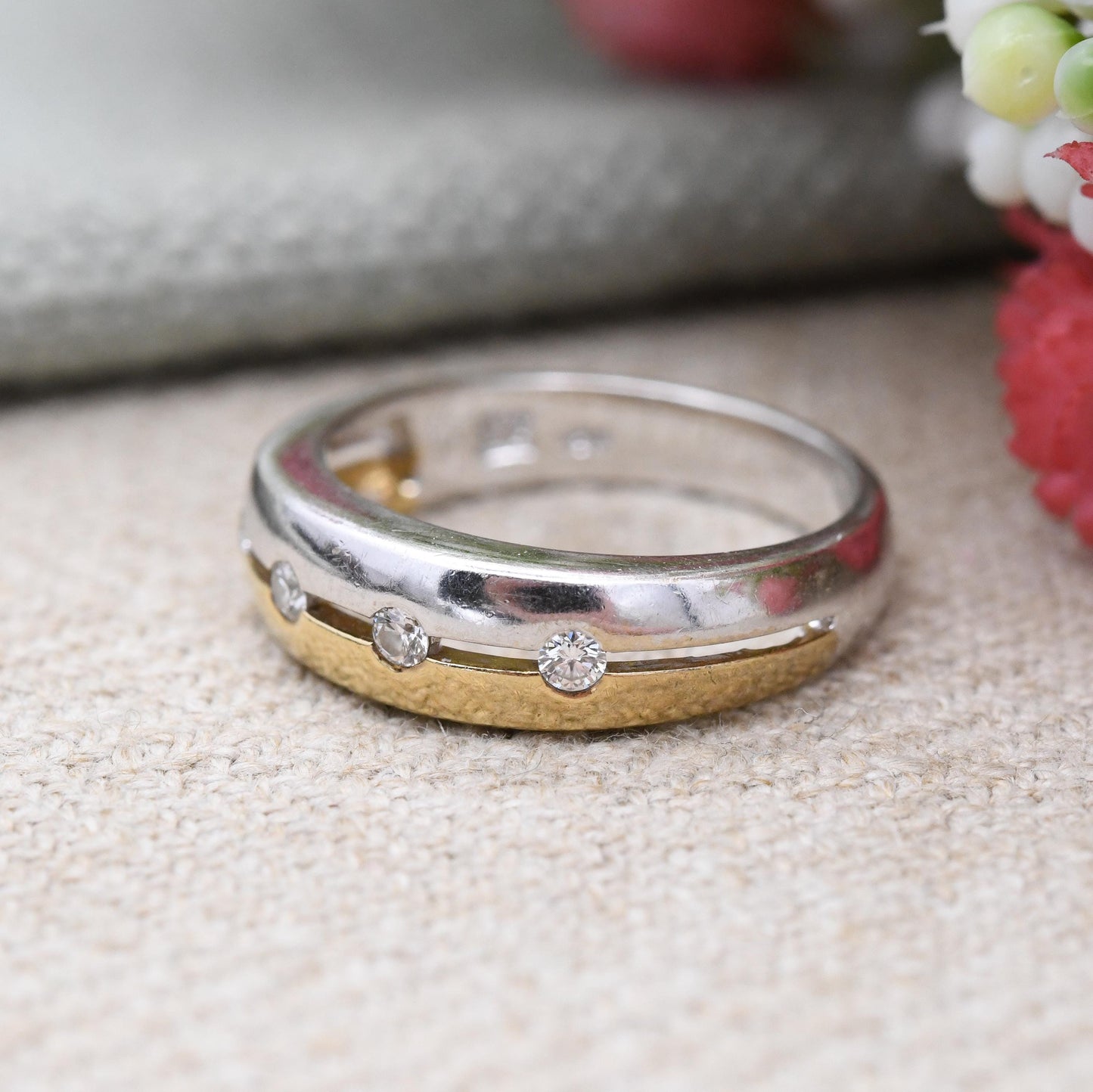 18ct Gold Flush Diamond Band Ring Two Tone - Contemporary Unisex 4 Stone Wedding Stacking Ring | Split Band | UK Size - L | US Size - 5 3/4