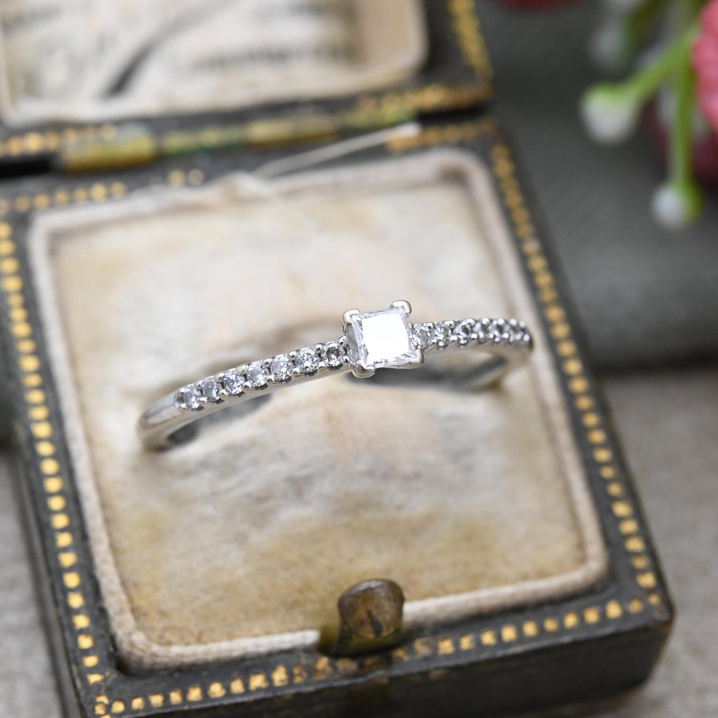 9ct White Gold Solitaire Ring with Pavé Side Stones - Clear Stone | Classic Engagement Ring Placeholder Ring | UK Size - P | US Size - 7 1/2