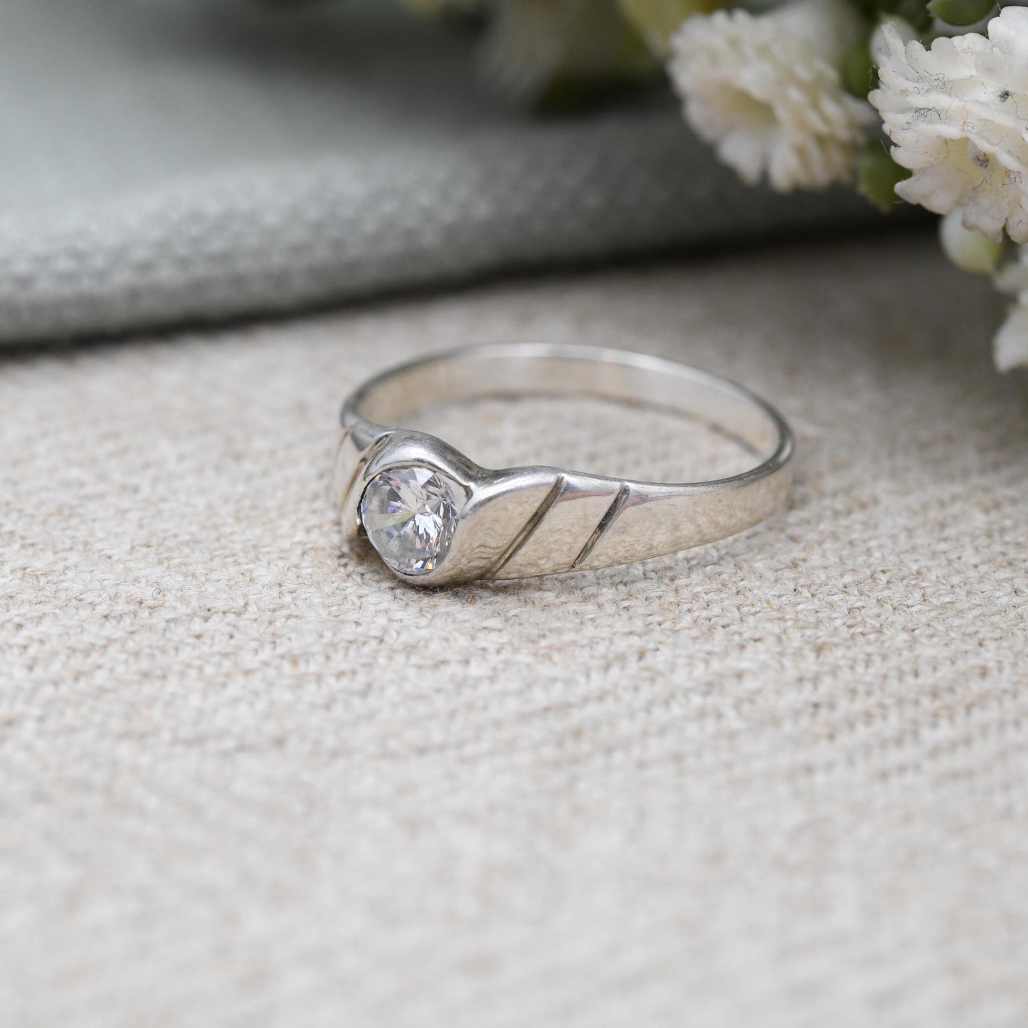 Vintage Sterling Silver Solitaire Ring Large Round CZ - Faceted White Stone Textured Twist Shoulders | UK Size - R | US Size - 8 3/4