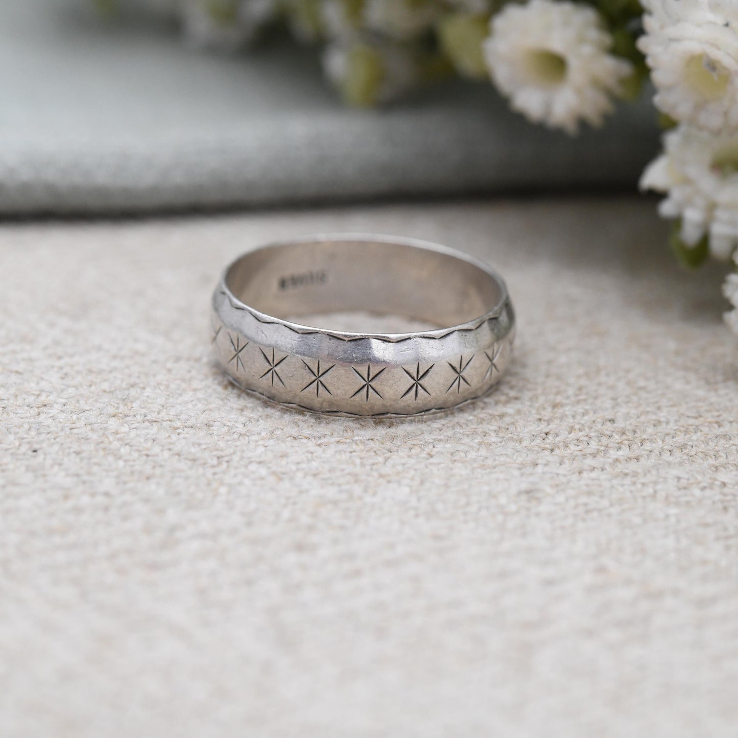 Vintage Sterling Silver Star Band Ring with X Design c. 1960s - Unisex Solid Silver Jewellery Scalloped | UK Size - P | US Size - 7 1/2
