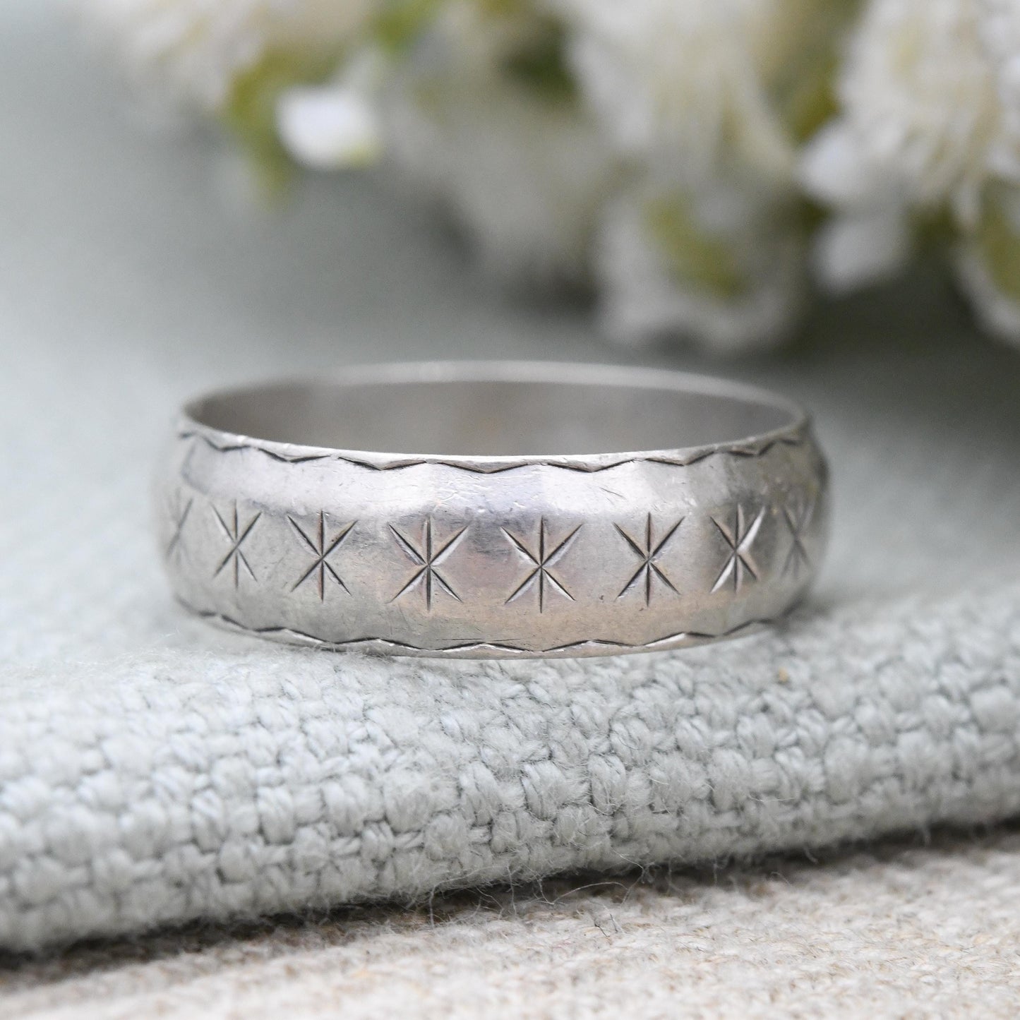 Vintage Sterling Silver Star Band Ring with X Design c. 1960s - Unisex Solid Silver Jewellery Scalloped | UK Size - P | US Size - 7 1/2