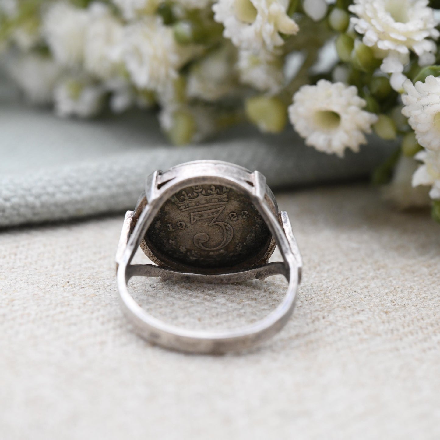 Antique Silver George V Threepence Coin Signet Ring 1922 - c. 1970s Mid-Century Mounted Coin Jewellery | UK Size - N 1/2 | US Size - 7