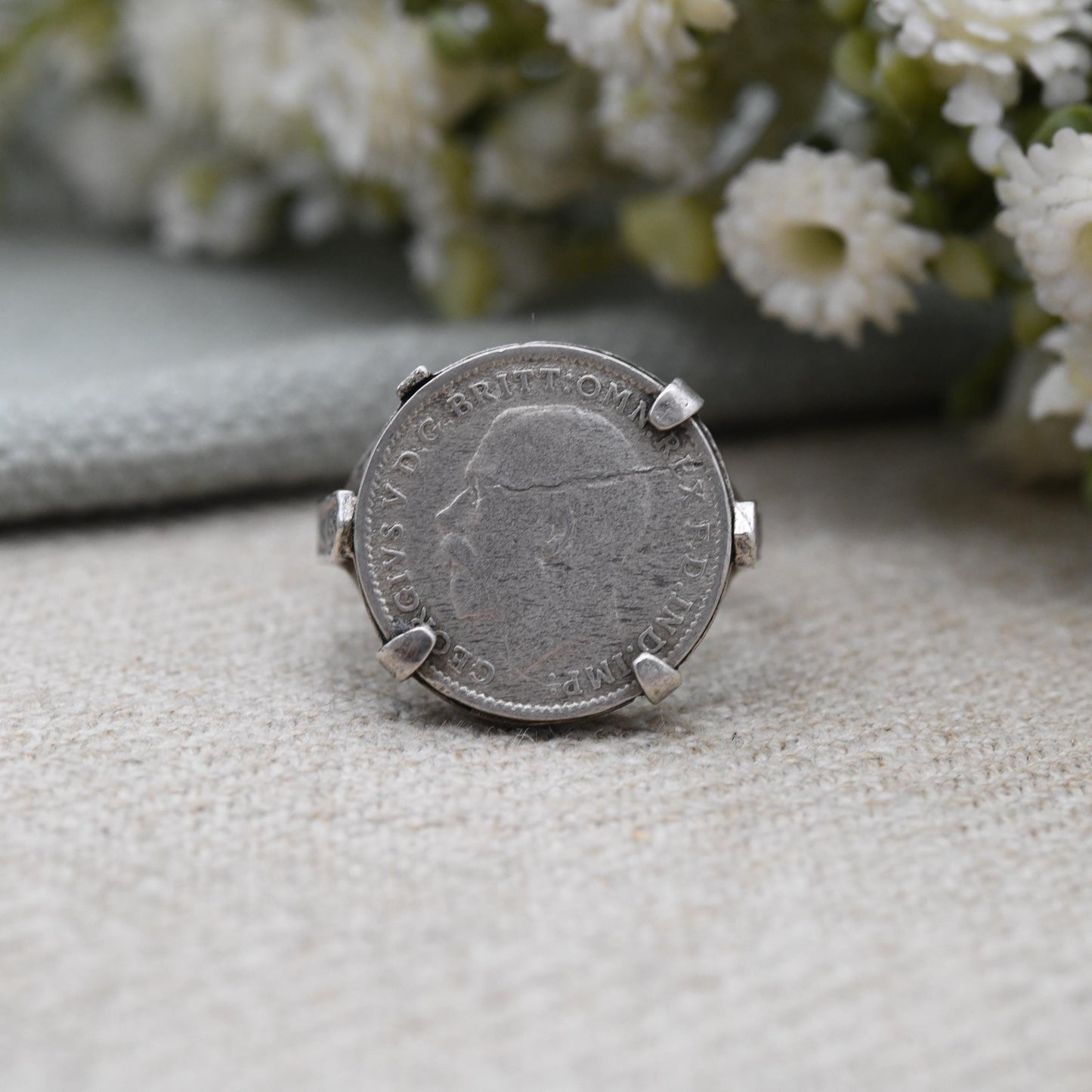 Antique Silver George V Threepence Coin Signet Ring 1922 - c. 1970s Mid-Century Mounted Coin Jewellery | UK Size - N 1/2 | US Size - 7