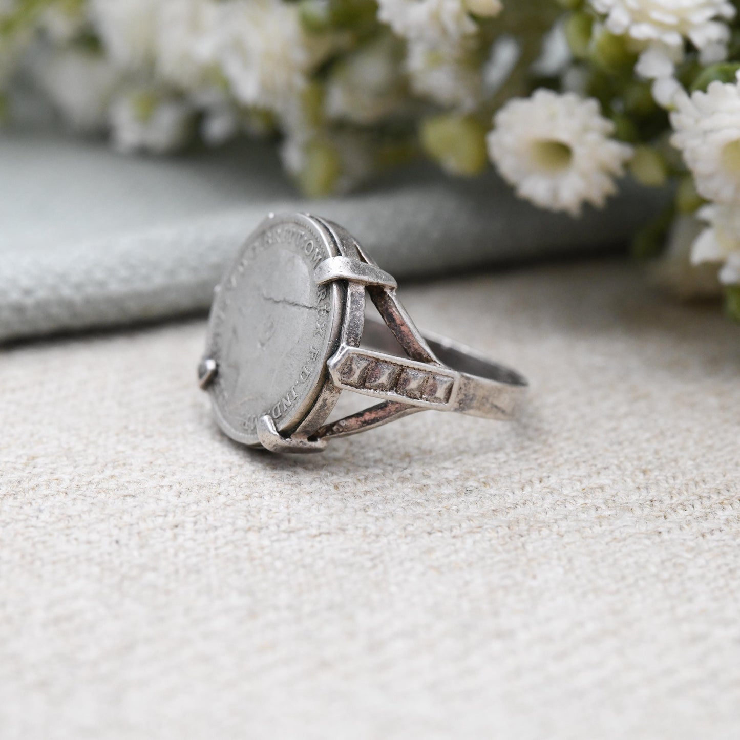 Antique Silver George V Threepence Coin Signet Ring 1922 - c. 1970s Mid-Century Mounted Coin Jewellery | UK Size - N 1/2 | US Size - 7