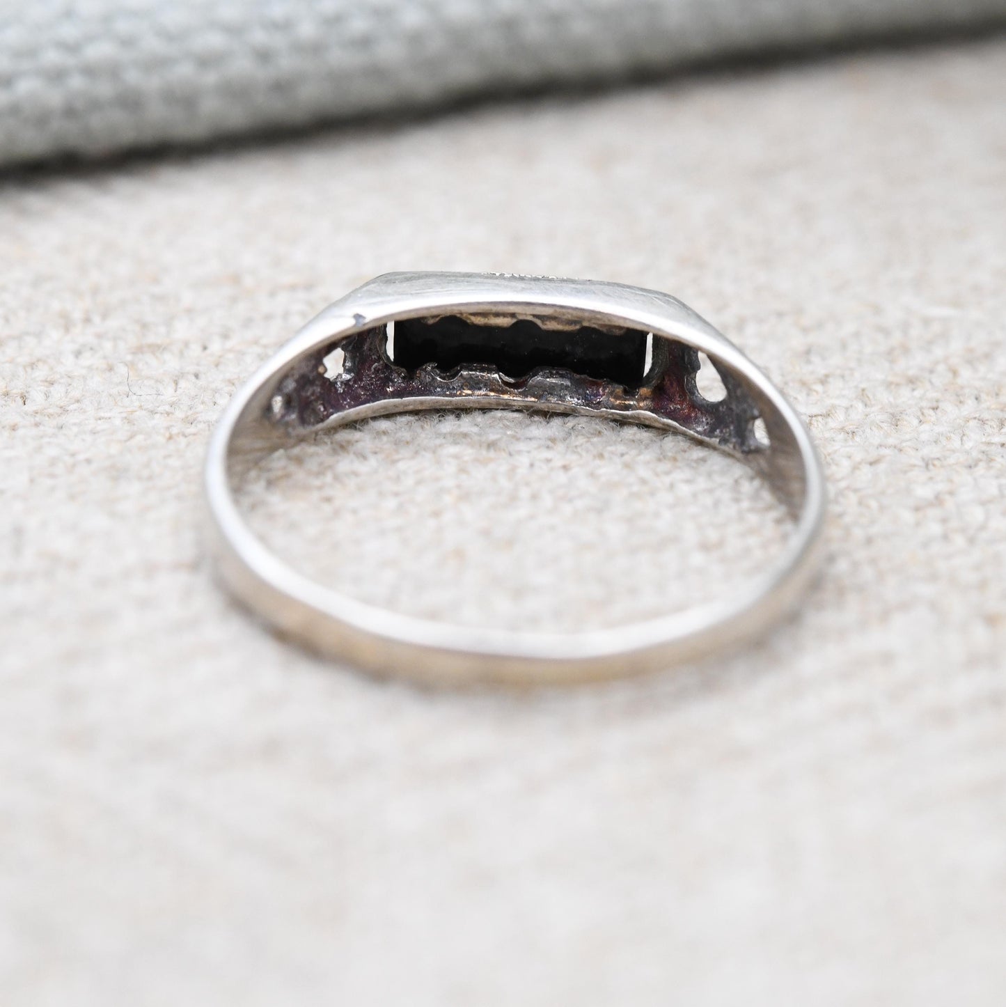 Vintage Sterling Silver Onyx Signet Ring with Heart Shoulders - Rectangle Black Gemstone Stacking Ring | UK Size - O | US Size - 7