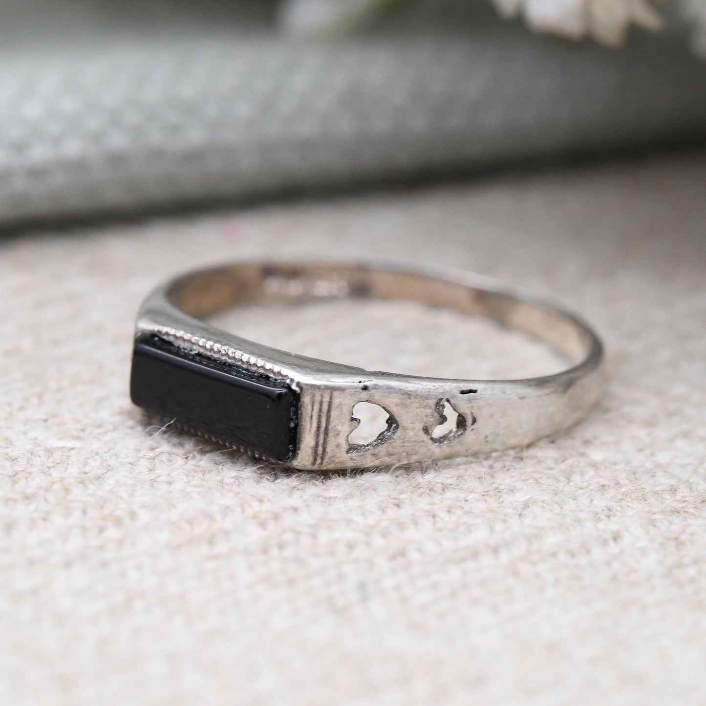 Vintage Sterling Silver Onyx Signet Ring with Heart Shoulders - Rectangle Black Gemstone Stacking Ring | UK Size - O | US Size - 7