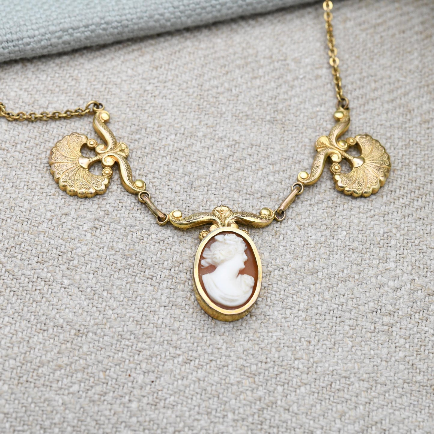 Vintage Rolled Gold Shell Cameo Necklace with Scallop Fan Detail Panels c. 1960 - Mid-Century Textured Costume Jewellery Neoclassical Design