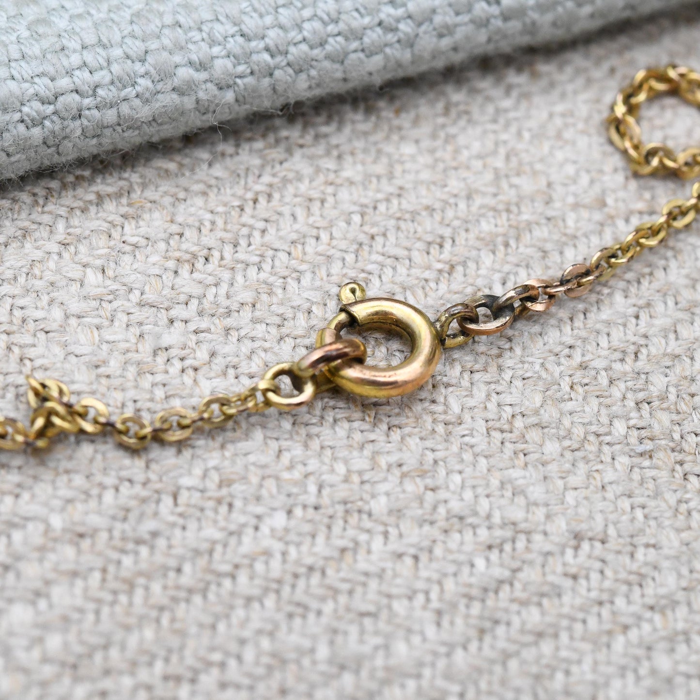 Vintage Rolled Gold Shell Cameo Necklace with Scallop Fan Detail Panels c. 1960 - Mid-Century Textured Costume Jewellery Neoclassical Design
