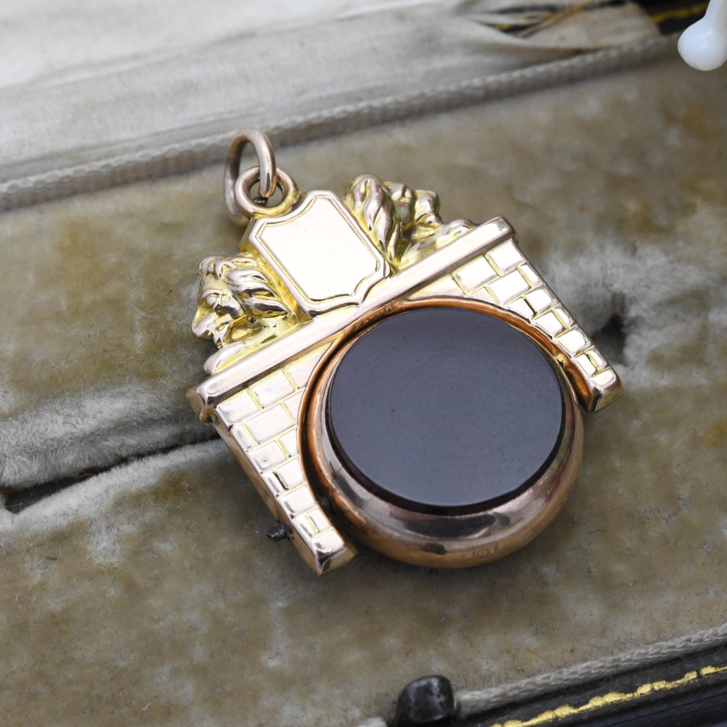 Antique 9ct Gold Gemstone Spinner Fob Pendant with Lion Heads Shield 1900 - Victorian Carnelian and Bloodstone Watch Fob for Charm Necklace