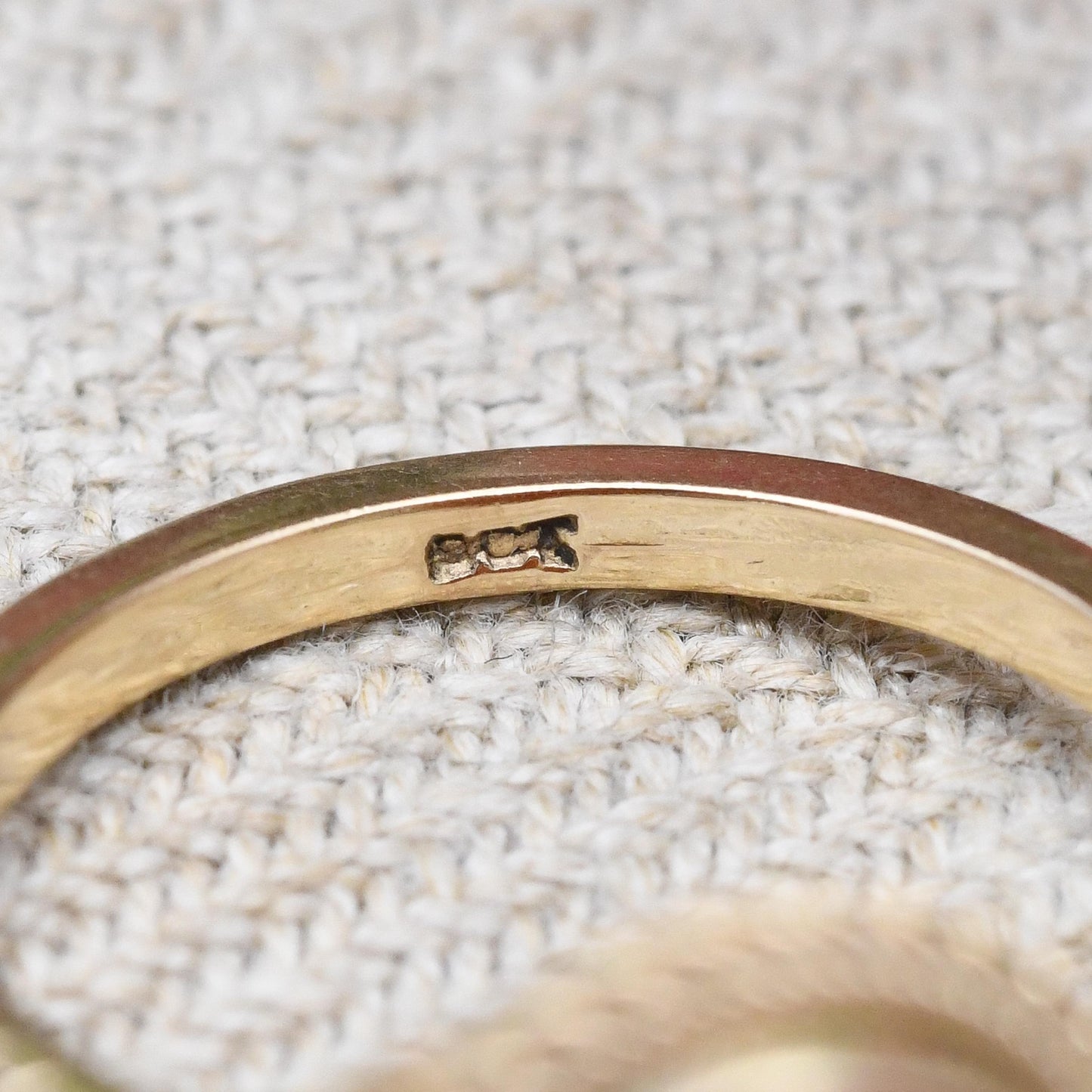 Vintage 9ct Gold Cameo Ring c. 1960 - Rope Twist Border Mounted Oval Shell Portrait Face Profile Statement Ring | UK Size - M | US Size - 6