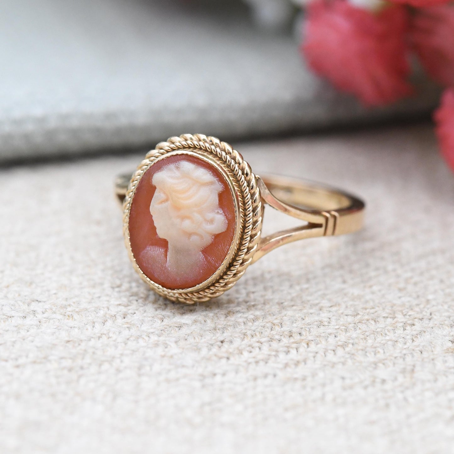 Vintage 9ct Gold Cameo Ring c. 1960 - Rope Twist Border Mounted Oval Shell Portrait Face Profile Statement Ring | UK Size - M | US Size - 6