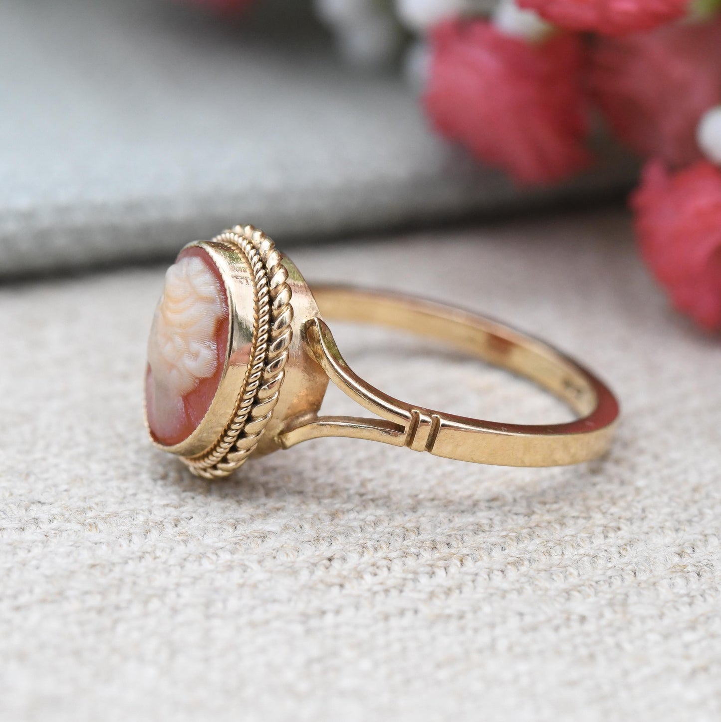 Vintage 9ct Gold Cameo Ring c. 1960 - Rope Twist Border Mounted Oval Shell Portrait Face Profile Statement Ring | UK Size - M | US Size - 6