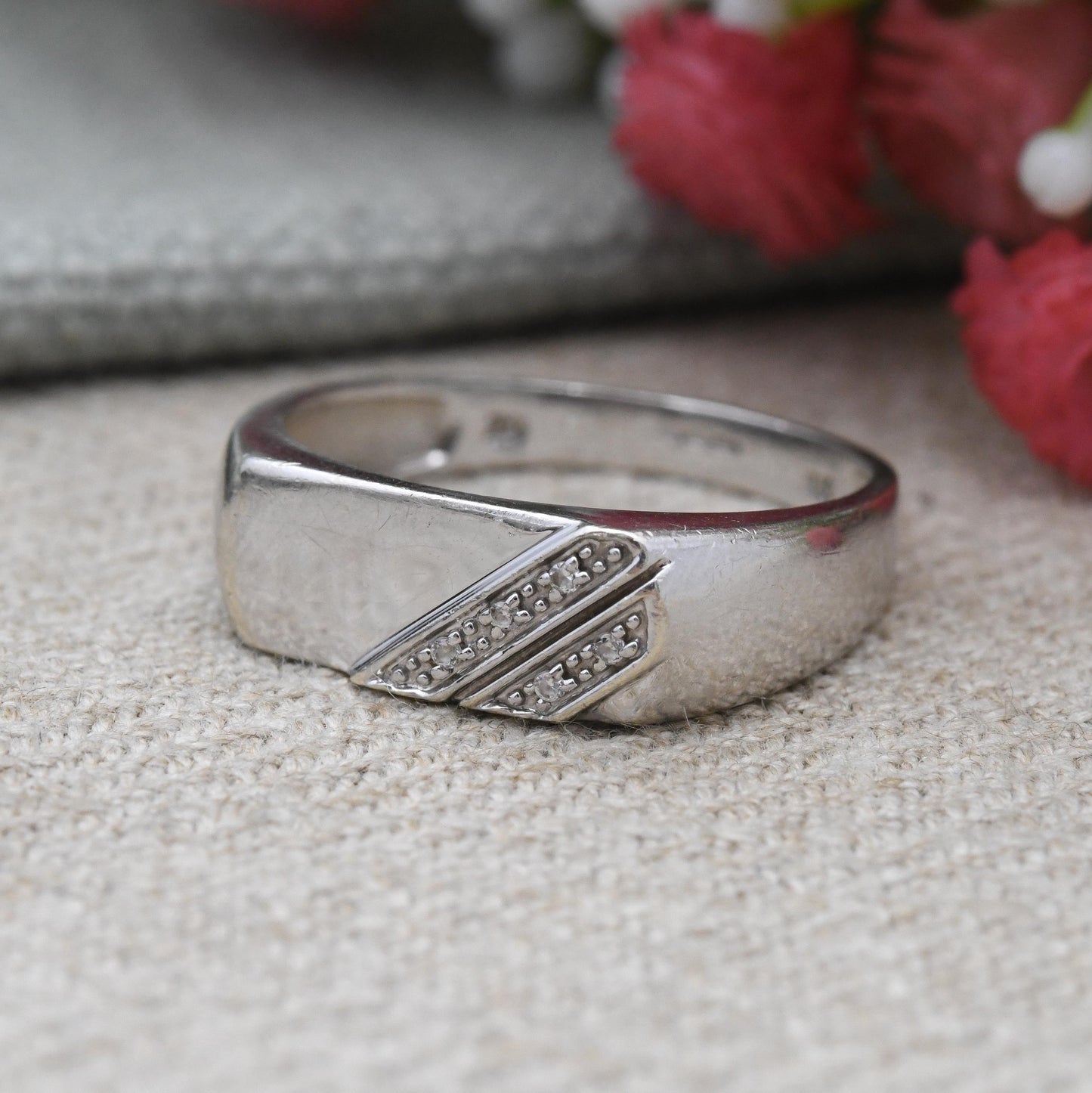 Vintage 9ct White Gold Signet Ring with CZ Stones - Unisex Solid Gold Jewellery Gift for Him Middle Finger Ring | UK Size - S | US Size - 9