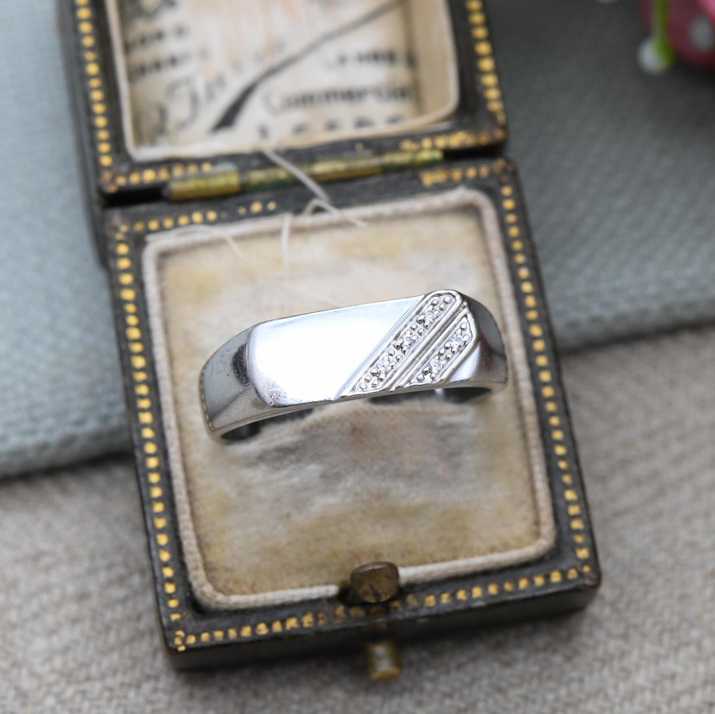 Vintage 9ct White Gold Signet Ring with CZ Stones - Unisex Solid Gold Jewellery Gift for Him Middle Finger Ring | UK Size - S | US Size - 9