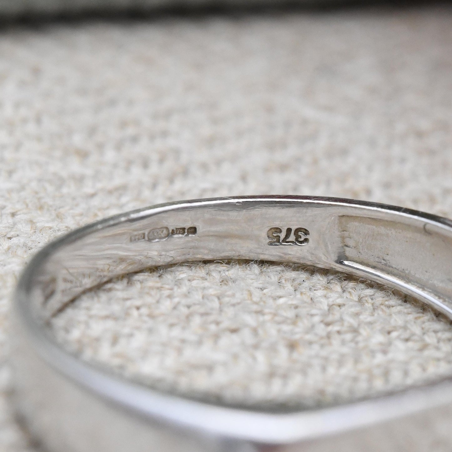 Vintage 9ct White Gold Signet Ring with CZ Stones - Unisex Solid Gold Jewellery Gift for Him Middle Finger Ring | UK Size - S | US Size - 9