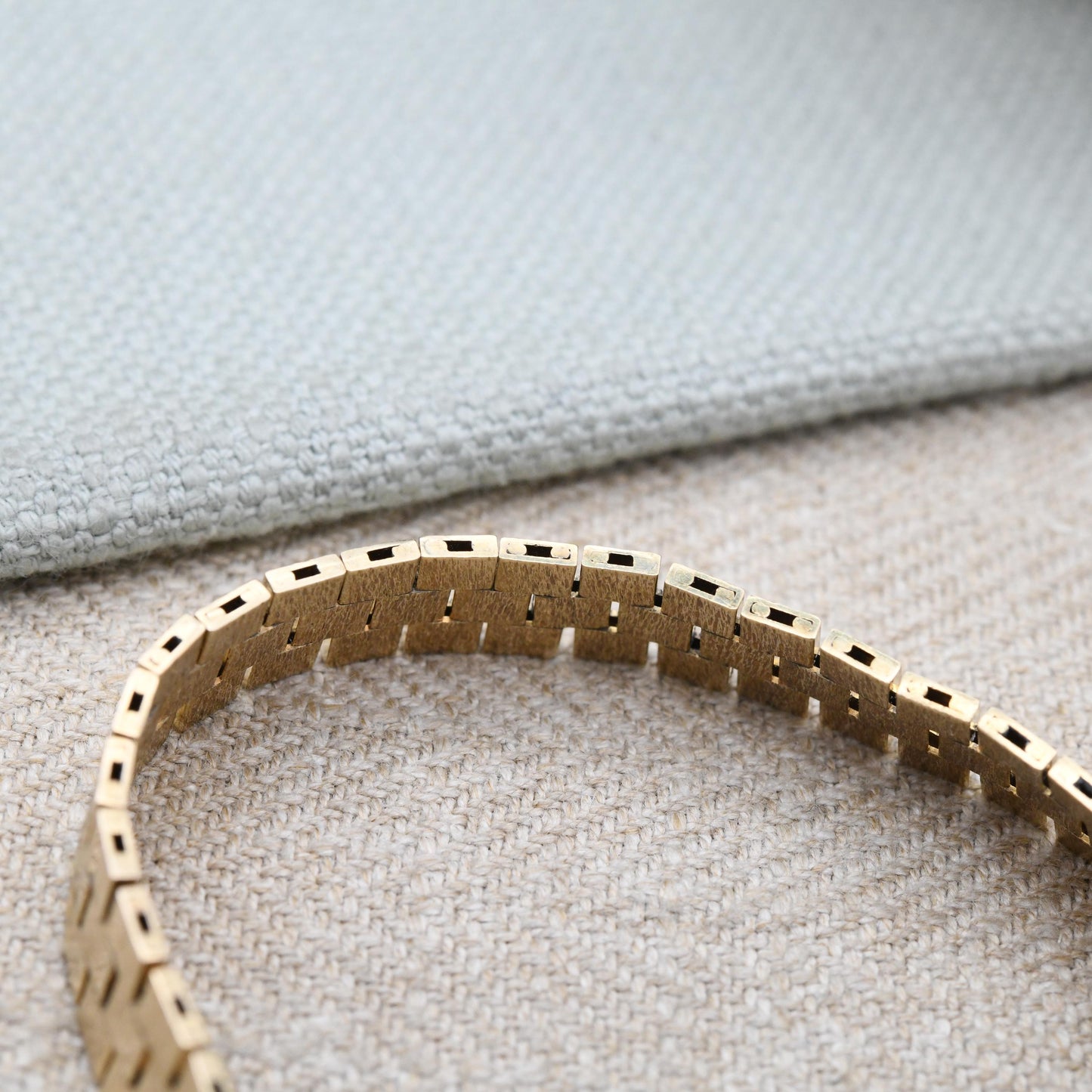 Vintage 9ct Gold Bracelet Brick Link c. 1980 - Flexible Liquid Link | Brushed Textured Yellow Gold | Unisex Solid Gold Jewellery Gift | 19cm