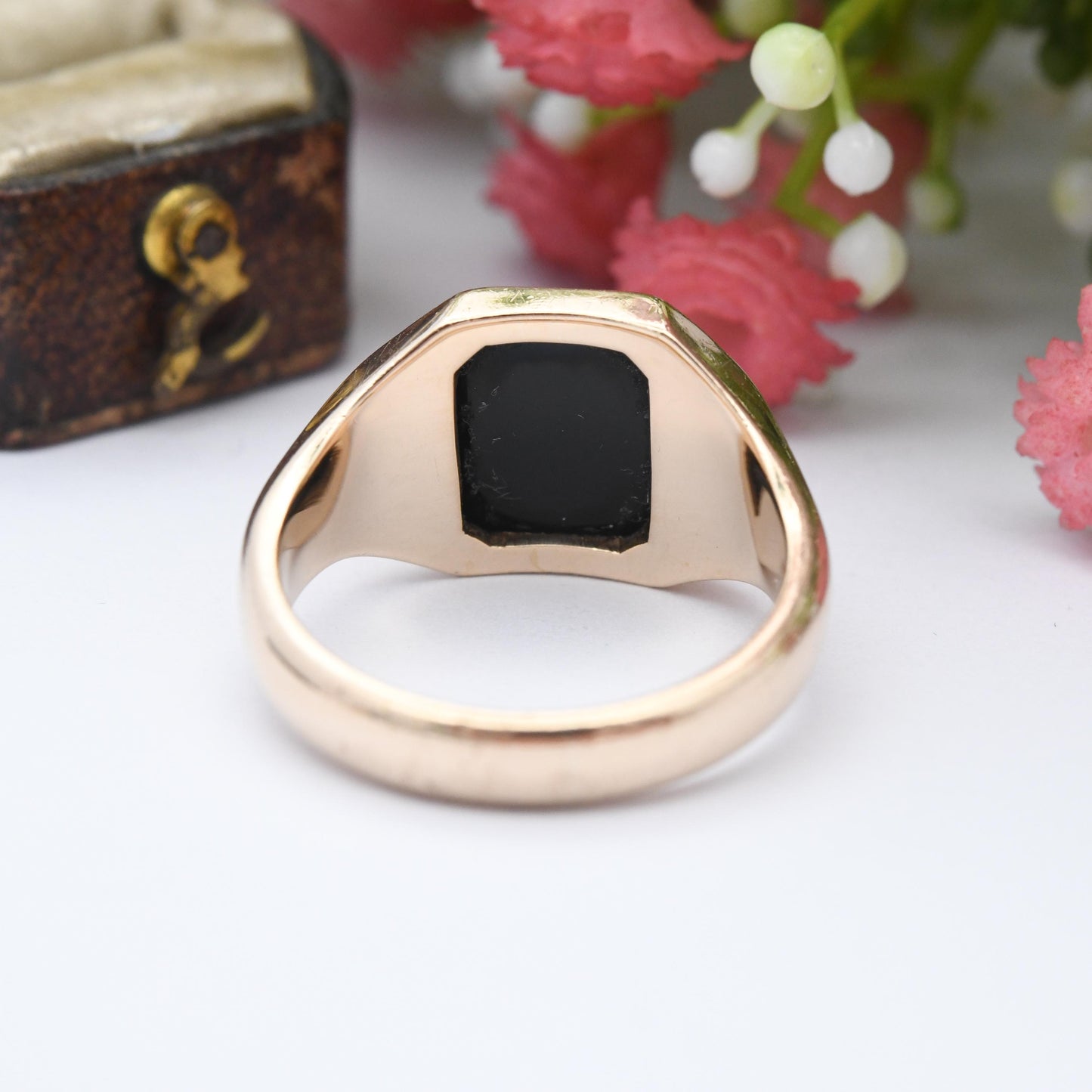 Vintage 9ct Gold Onyx Signet Ring 1967 by W Wilkinson - Unisex Yellow Gold and Black Jewellery Gift for Him | UK Size - R 1/2 | US Size - 9
