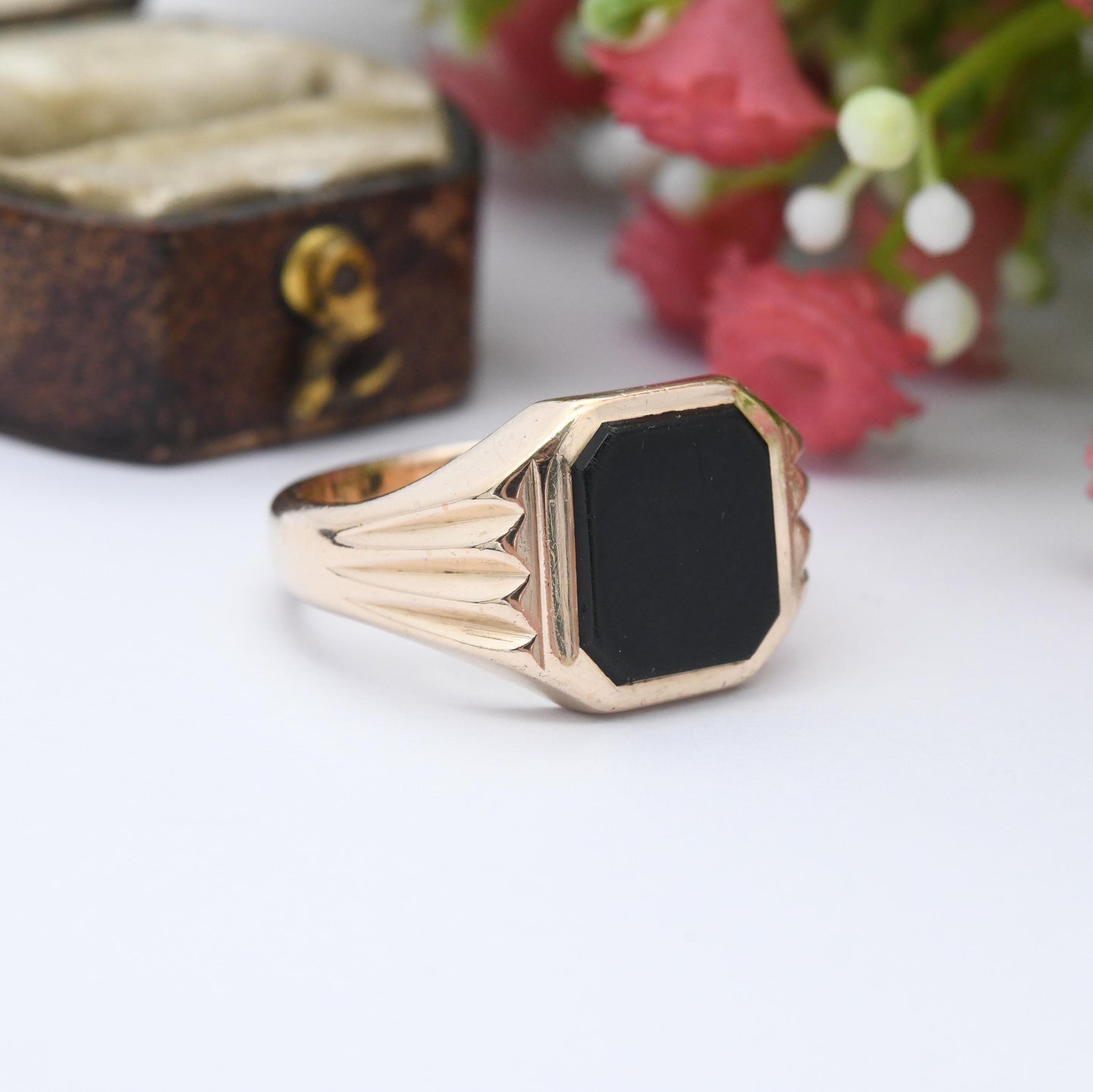 Vintage 9ct Gold Onyx Signet Ring 1967 by W Wilkinson - Unisex Yellow Gold and Black Jewellery Gift for Him | UK Size - R 1/2 | US Size - 9