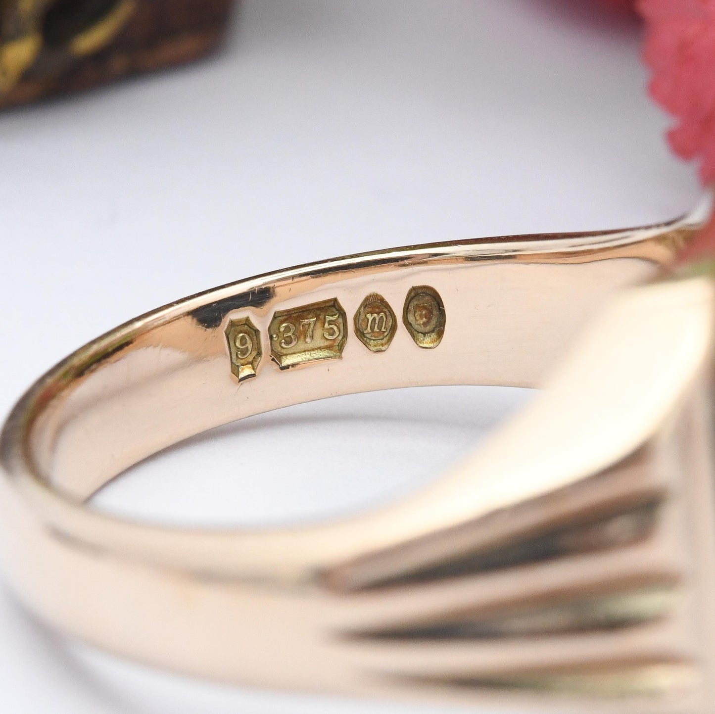 Vintage 9ct Gold Onyx Signet Ring 1967 by W Wilkinson - Unisex Yellow Gold and Black Jewellery Gift for Him | UK Size - R 1/2 | US Size - 9
