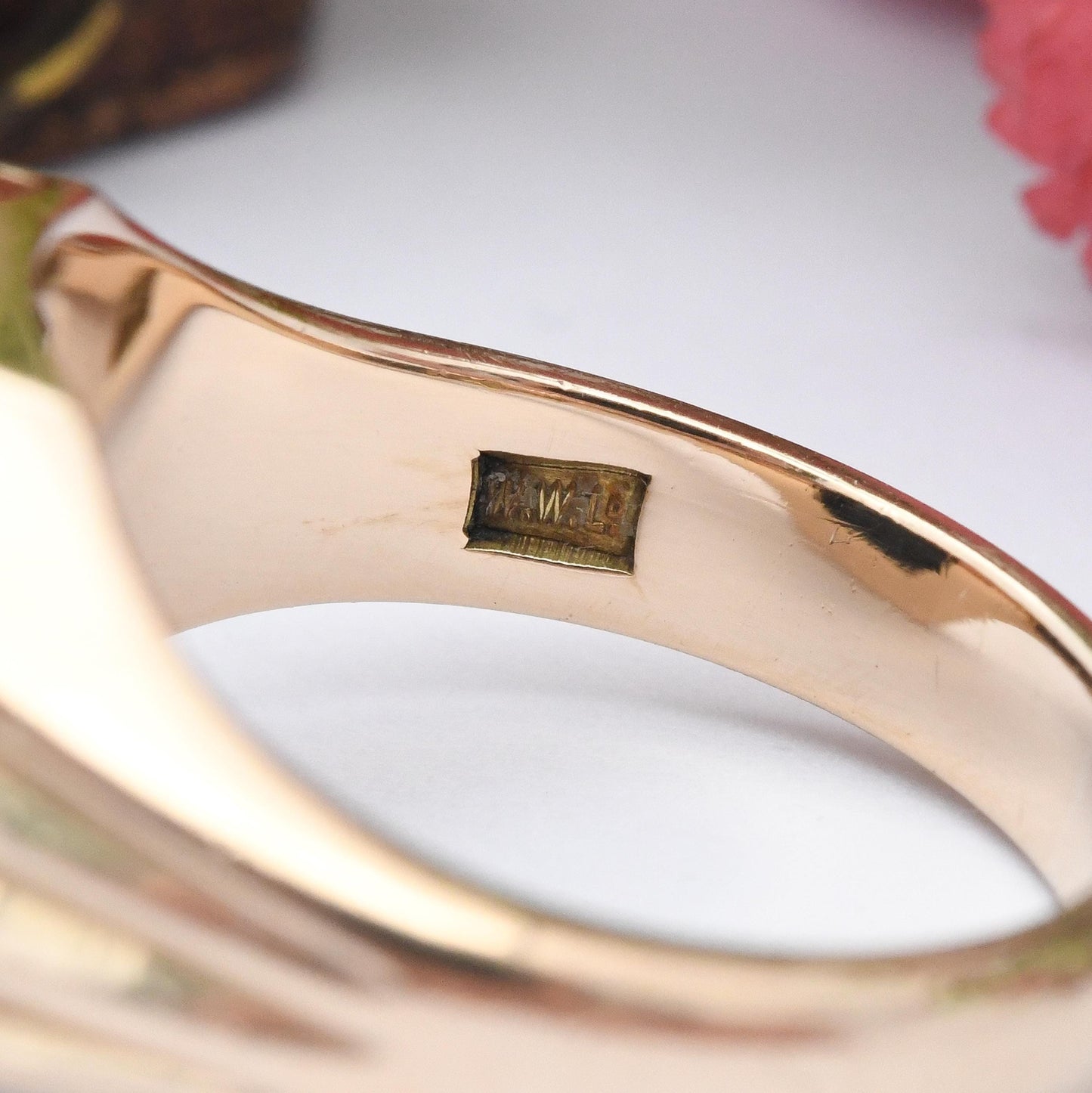 Vintage 9ct Gold Onyx Signet Ring 1967 by W Wilkinson - Unisex Yellow Gold and Black Jewellery Gift for Him | UK Size - R 1/2 | US Size - 9