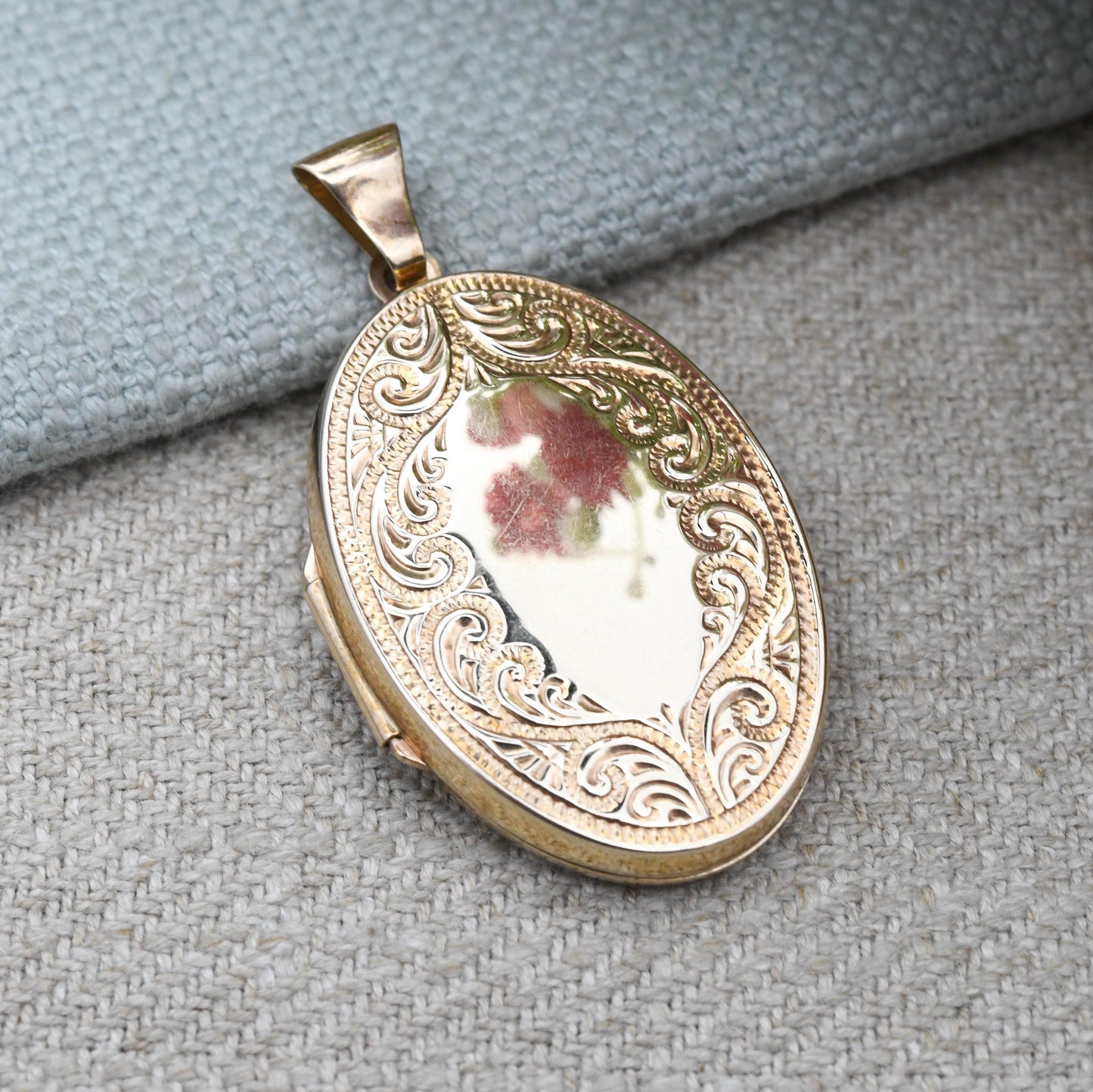 Vintage 9ct Gold Locket Pendant with Ornate Scrolling Design Border - Large Locket Necklace | Solid Yellow Gold Sentimental Gift for Her