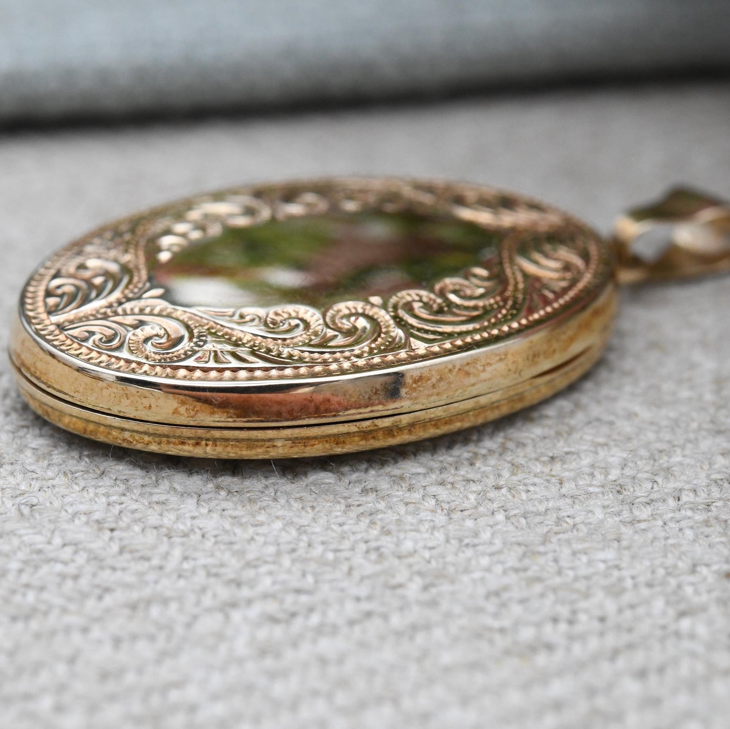 Vintage 9ct Gold Locket Pendant with Ornate Scrolling Design Border - Large Locket Necklace | Solid Yellow Gold Sentimental Gift for Her