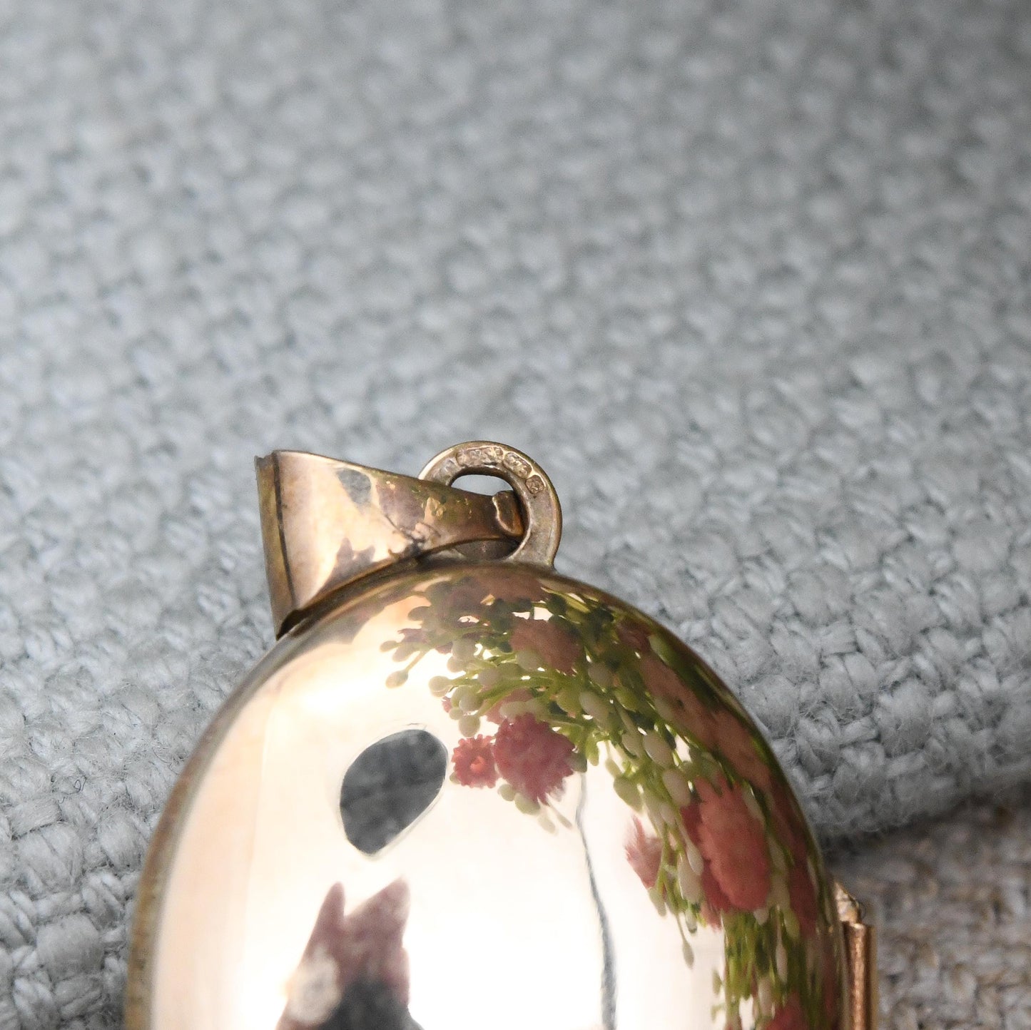 Vintage 9ct Gold Locket Pendant with Scrolling Design - Rounded Oval Locket Necklace | Solid Yellow Gold Jewellery Sentimental Gift for Her