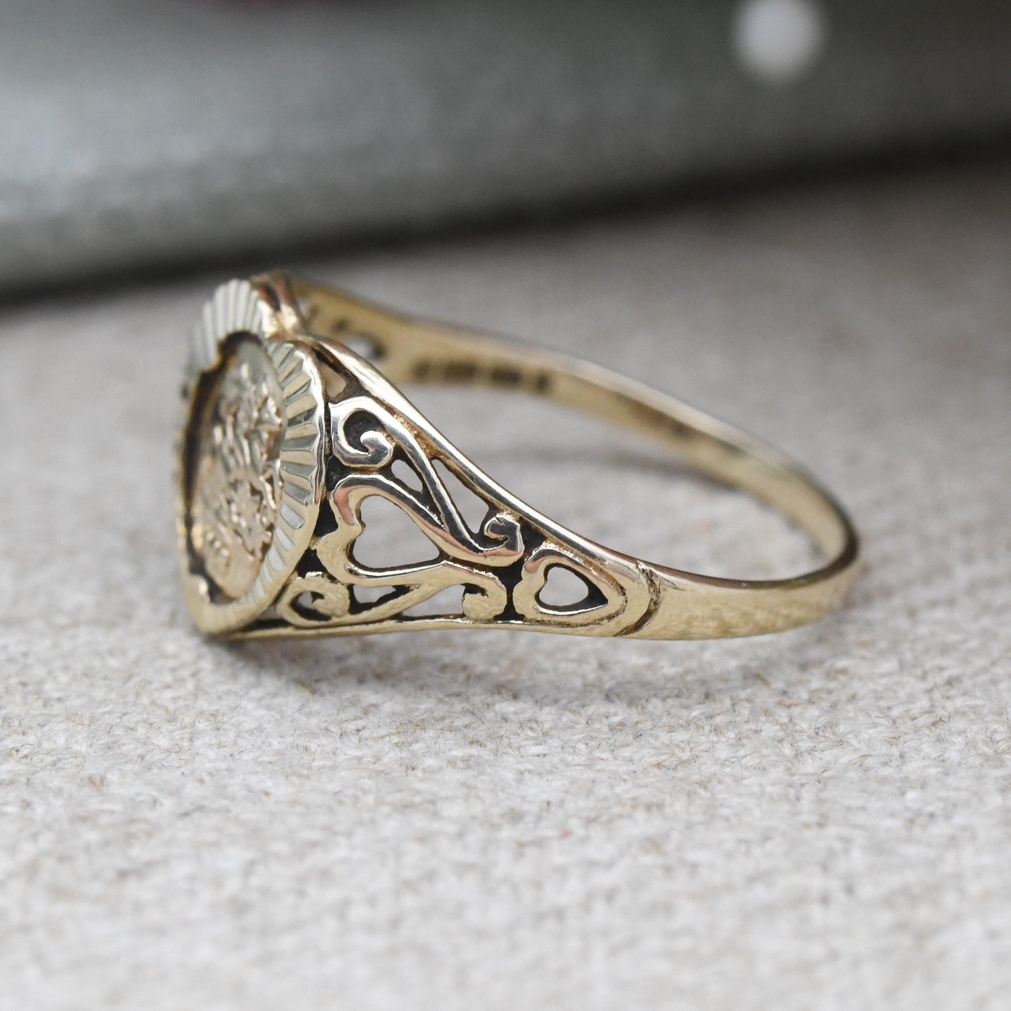 Vintage 9ct Gold Heart Signet Ring George and the Dragon Tallar Coin Token 1948 Date - Yellow Gold Fantasy | UK Size - O 1/2 US Size - 7 1/2