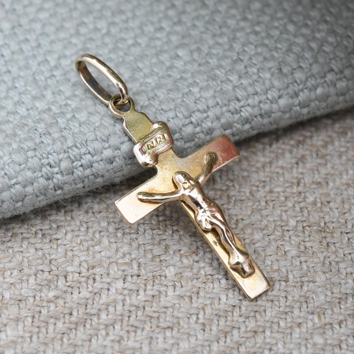 Vintage Unoaerre 9ct Gold INRI Jesus on the Cross Pendant - Italian Designer Jewellery Gift for Christening Baptism | Detailed 3D Image
