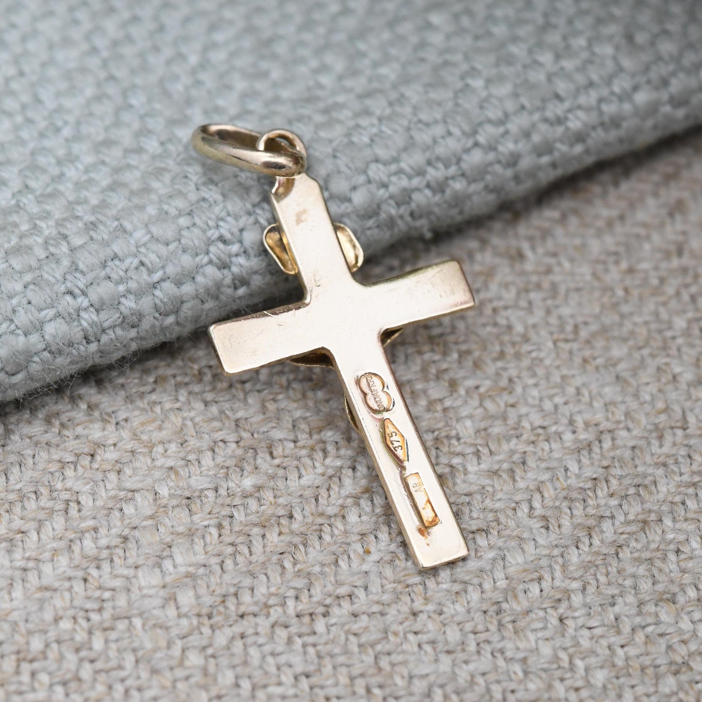 Vintage Unoaerre 9ct Gold INRI Jesus on the Cross Pendant - Italian Designer Jewellery Gift for Christening Baptism | Detailed 3D Image