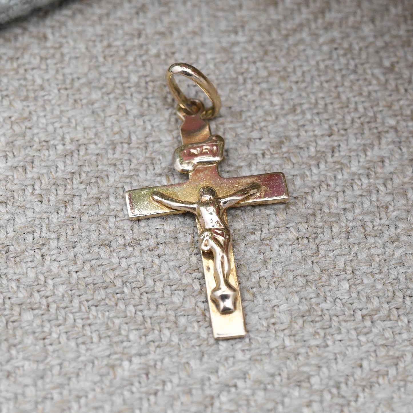 Vintage Unoaerre 9ct Gold INRI Jesus on the Cross Pendant - Italian Designer Jewellery Gift for Christening Baptism | Detailed 3D Image