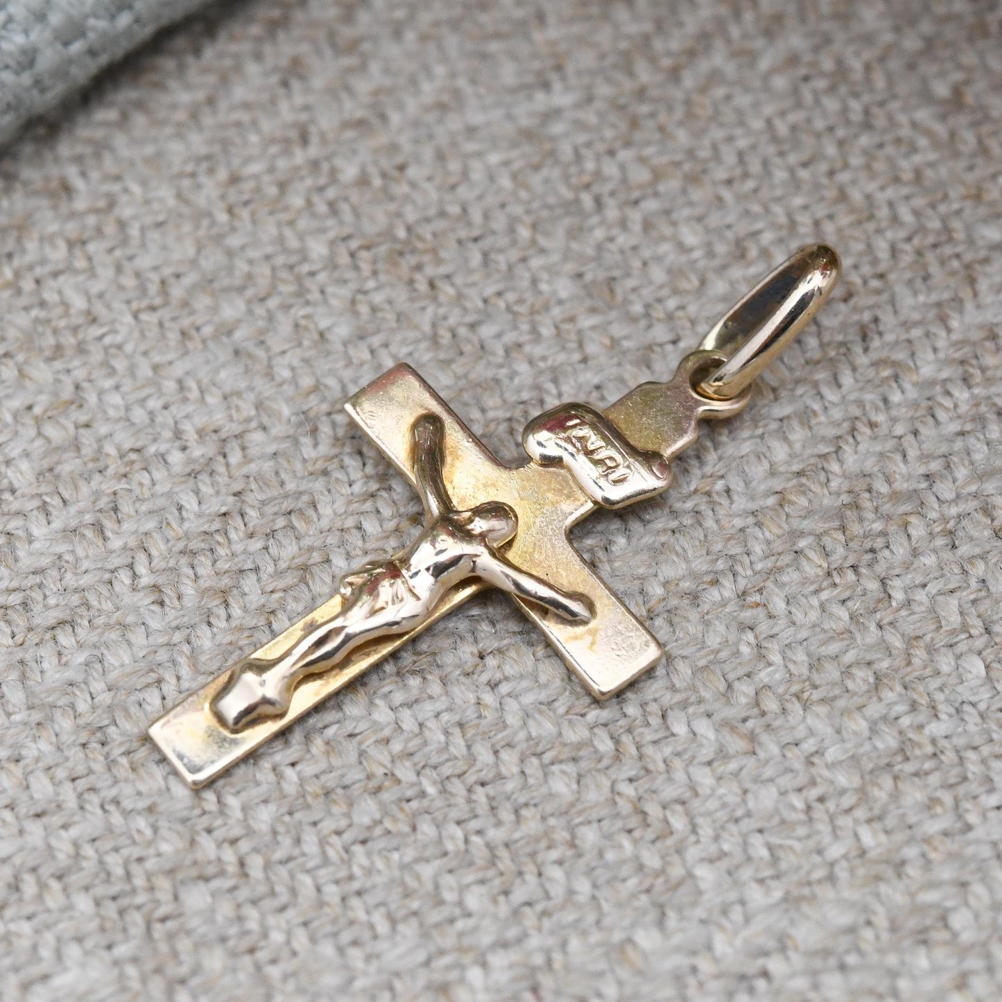 Vintage Unoaerre 9ct Gold INRI Jesus on the Cross Pendant - Italian Designer Jewellery Gift for Christening Baptism | Detailed 3D Image