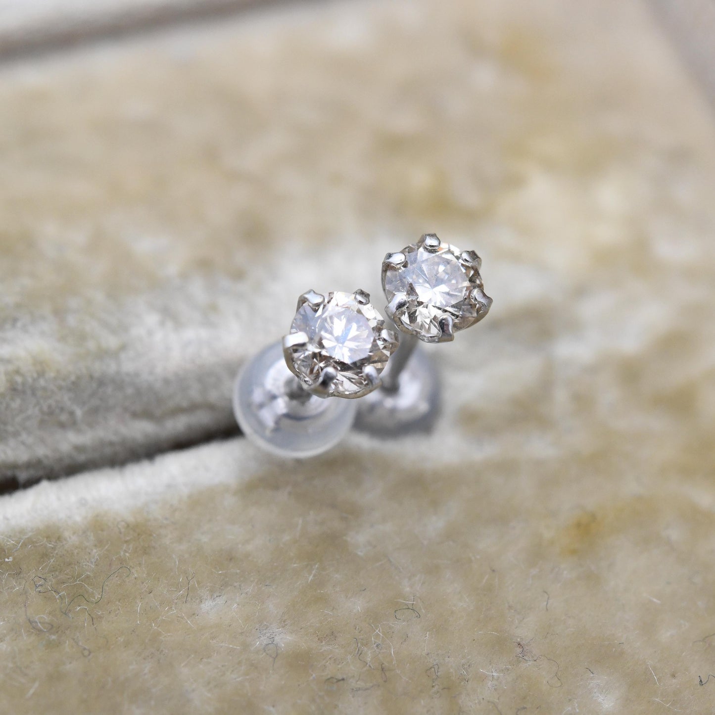 18ct White Gold Diamond Stud Earrings 25 Points 0.25 Carat - Champagne Gemstone | Unisex Everyday Jewellery Gift | Rubber Butterfly Back