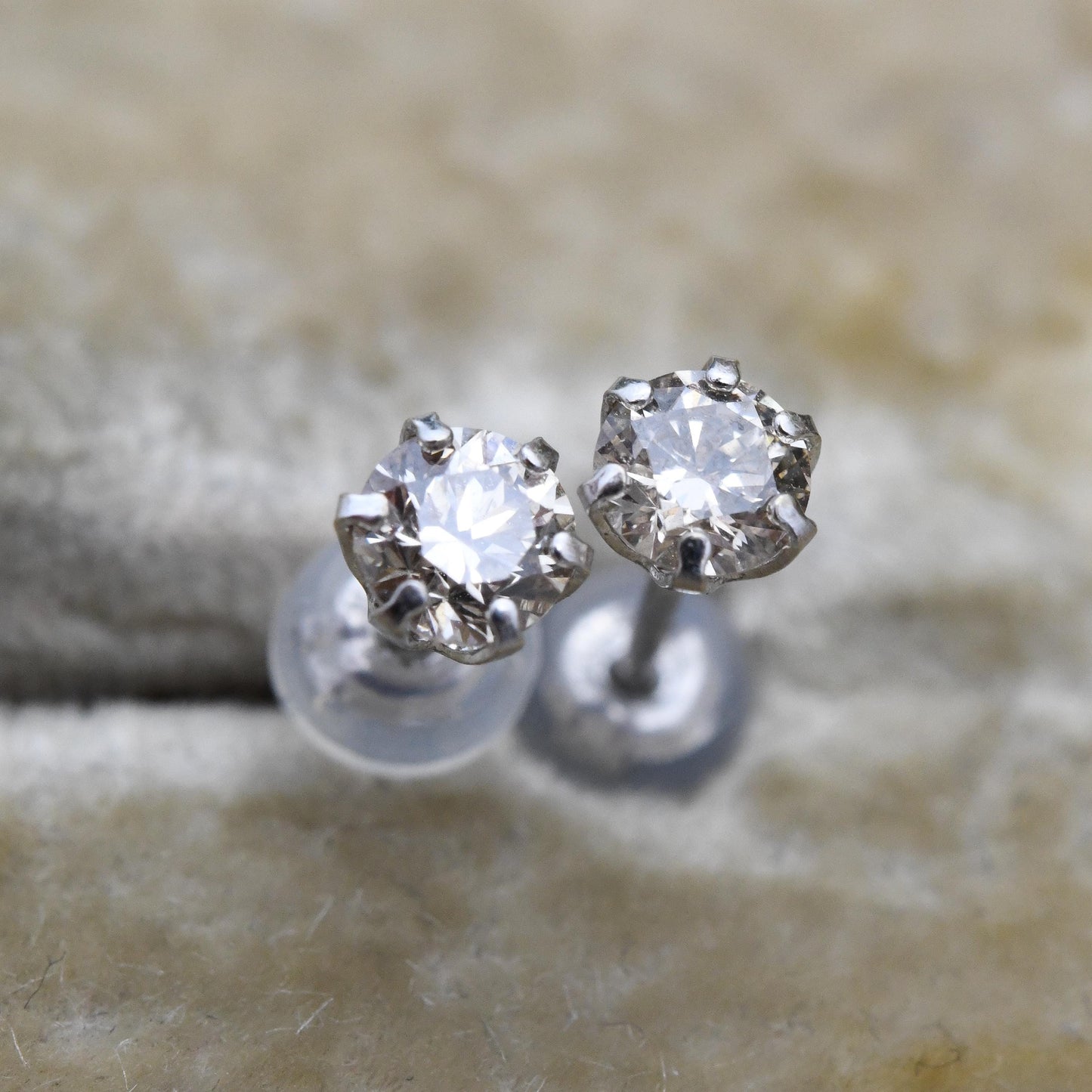 18ct White Gold Diamond Stud Earrings 25 Points 0.25 Carat - Champagne Gemstone | Unisex Everyday Jewellery Gift | Rubber Butterfly Back