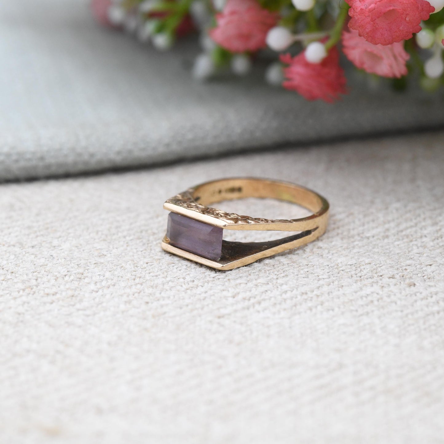 Vintage 9ct Gold Amethyst Ring 1971 - Antique Revival Style Engraved Scrolling Shank | Purple Gemstone | UK Size - O 1/2 | US Size - 7 3/4
