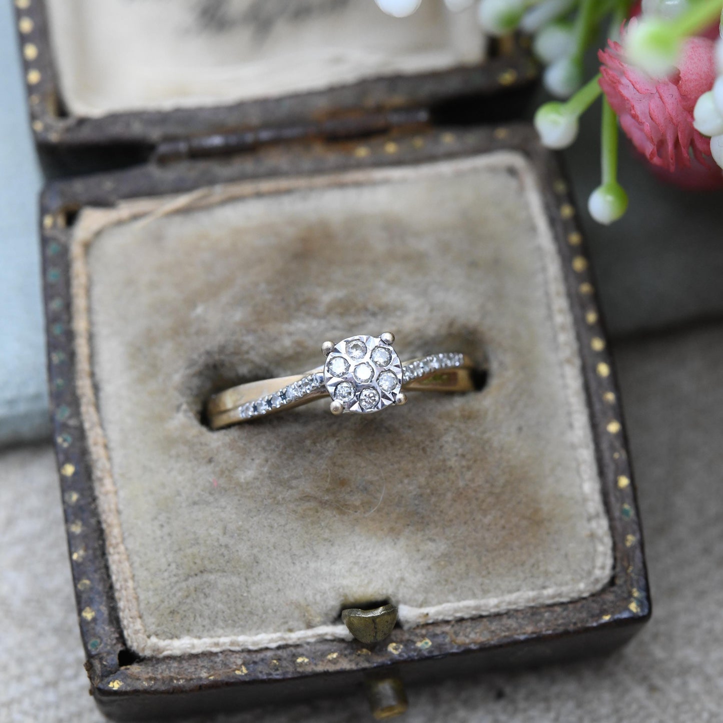 Vintage 9ct Gold and Diamond Cluster Ring 0.1 Carats 10 Points - Y2K Gold Twist Jewellery Two Tone White | UK Size - M | US Size - 6 1/2