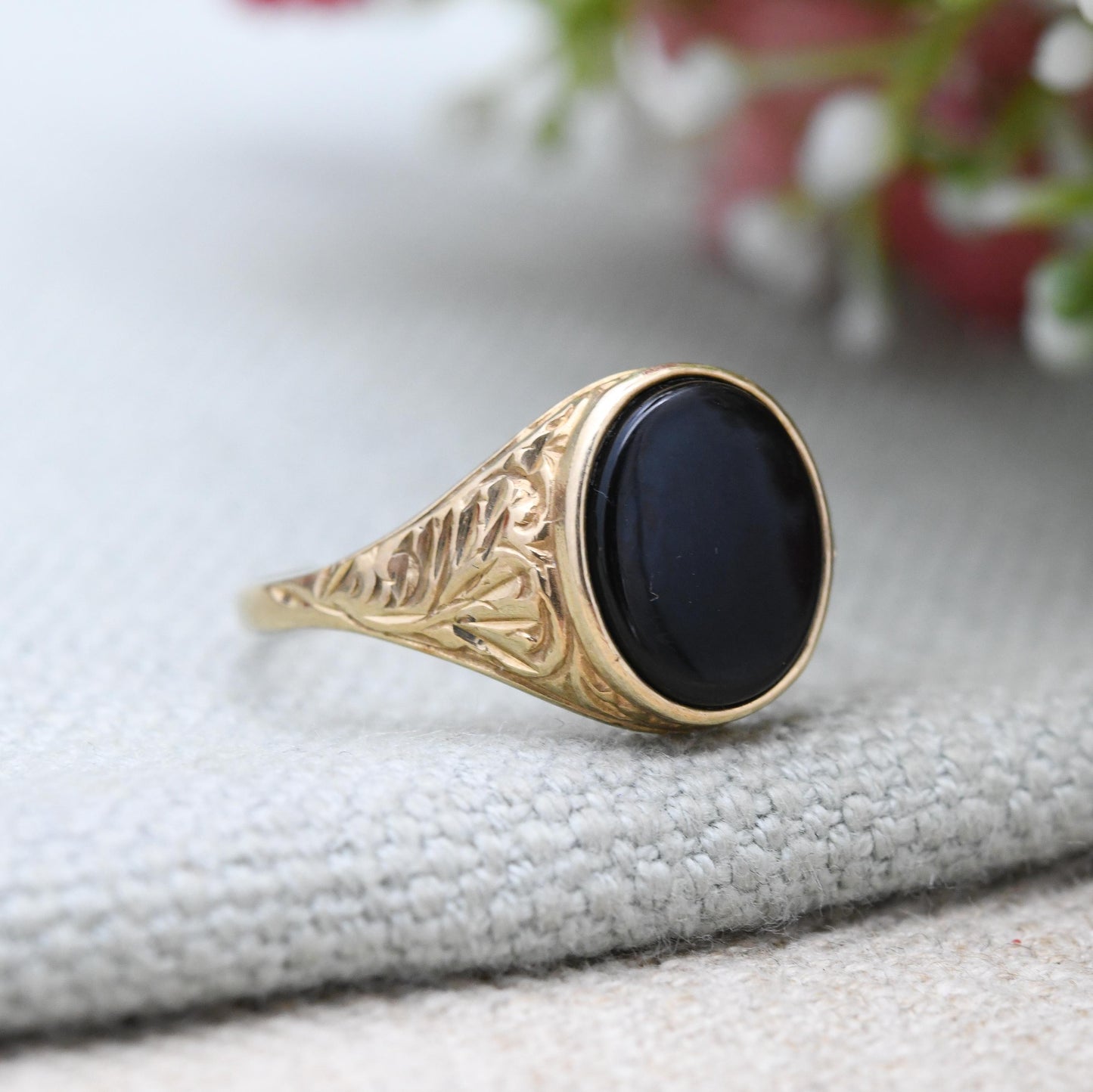 Vintage 9ct Gold Onyx Signet Ring - Detailed Shoulders | Unisex Yellow Gold and Black Jewellery Gift for Him | UK Size - W | US Size - 11