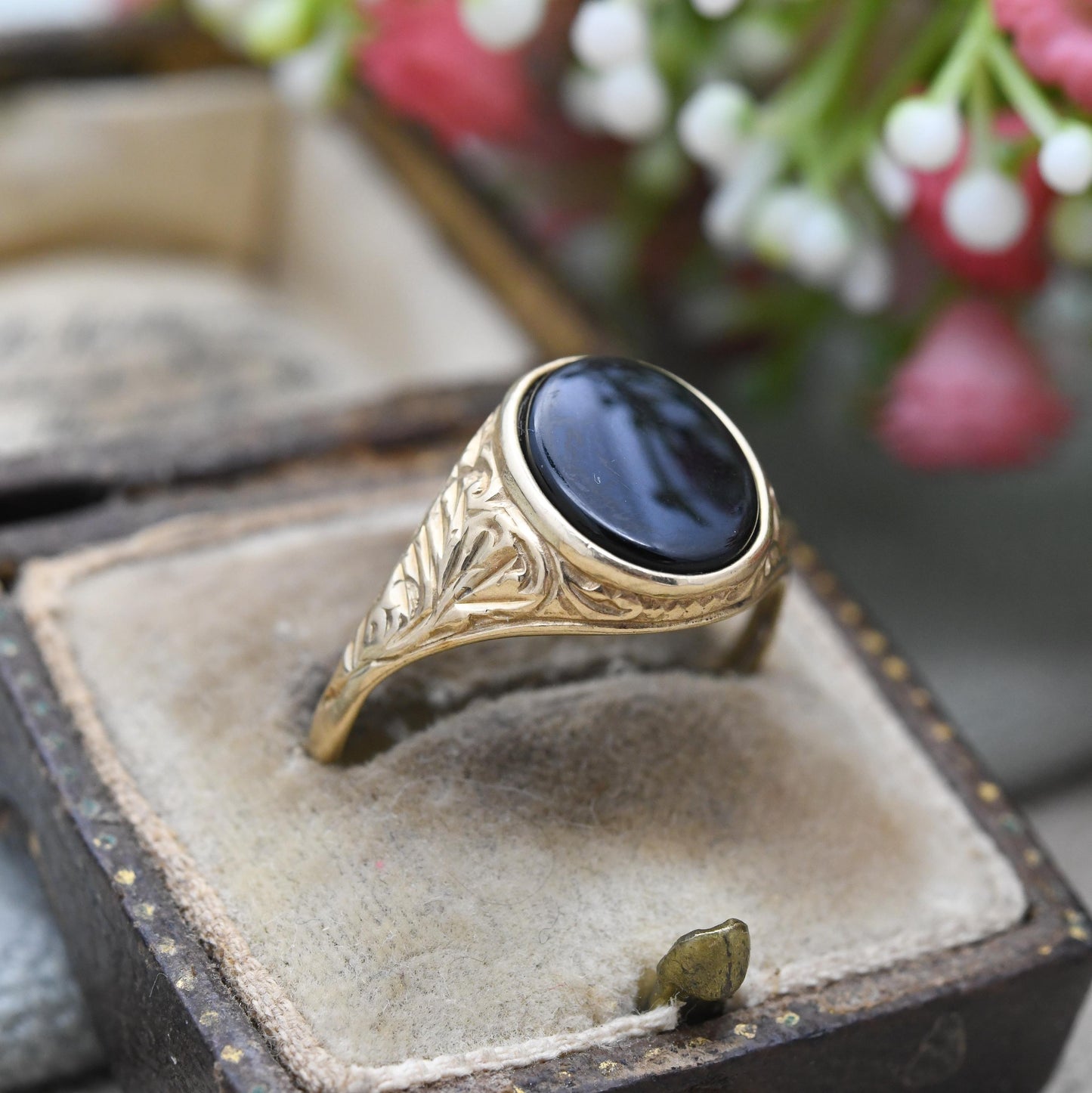 Vintage 9ct Gold Onyx Signet Ring - Detailed Shoulders | Unisex Yellow Gold and Black Jewellery Gift for Him | UK Size - W | US Size - 11