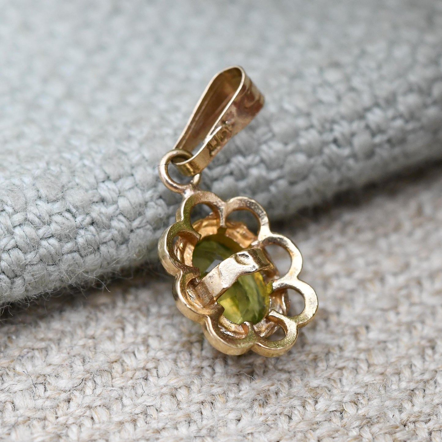 Vintage 9ct Gold Peridot Pendant - Faceted Oval Sparkly Stone | Small Pendant | Gift for Her