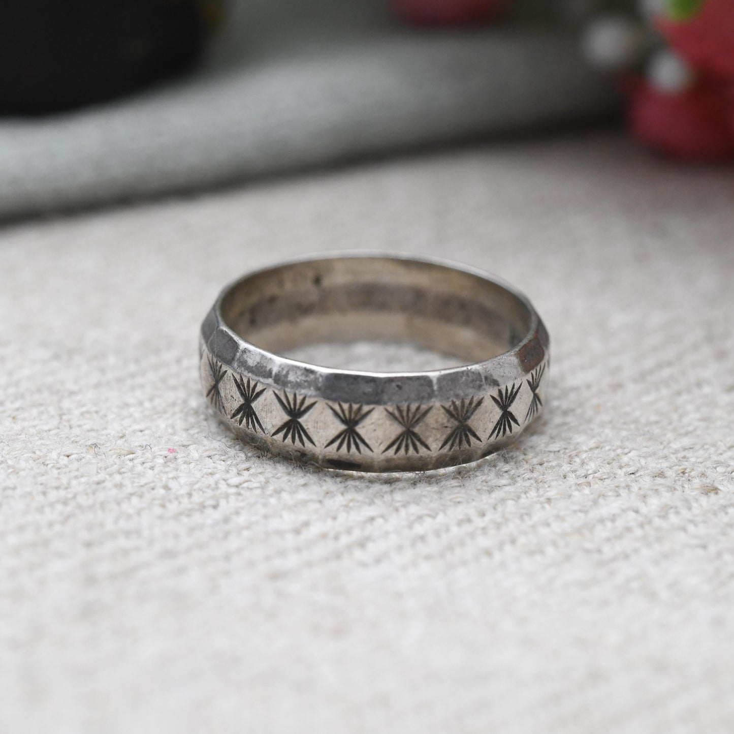 Vintage Sterling Silver Band Ring with Diamond Cut Star Design - Mid-Century 1960's Unisex Textured Silver | UK Size - N | US Size - 6 3/4
