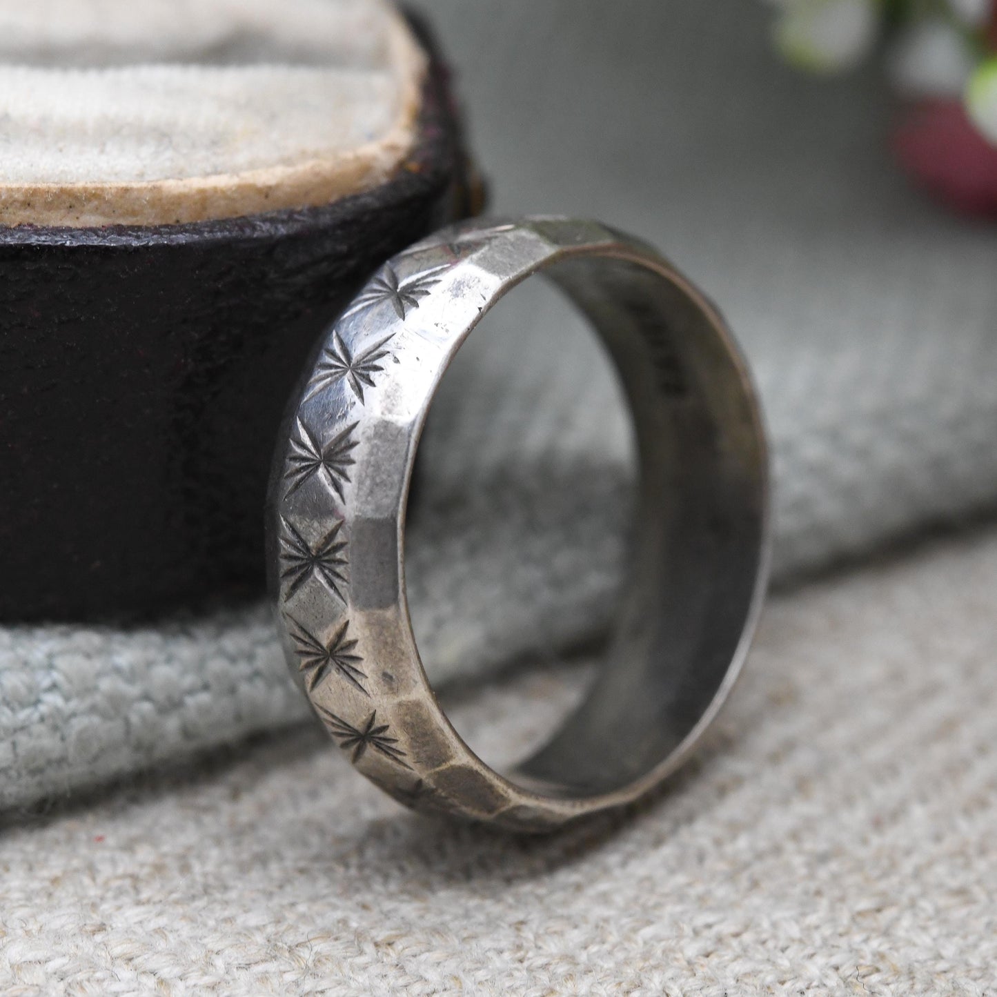 Vintage Sterling Silver Band Ring with Diamond Cut Star Design - Mid-Century 1960's Unisex Textured Silver | UK Size - N | US Size - 6 3/4