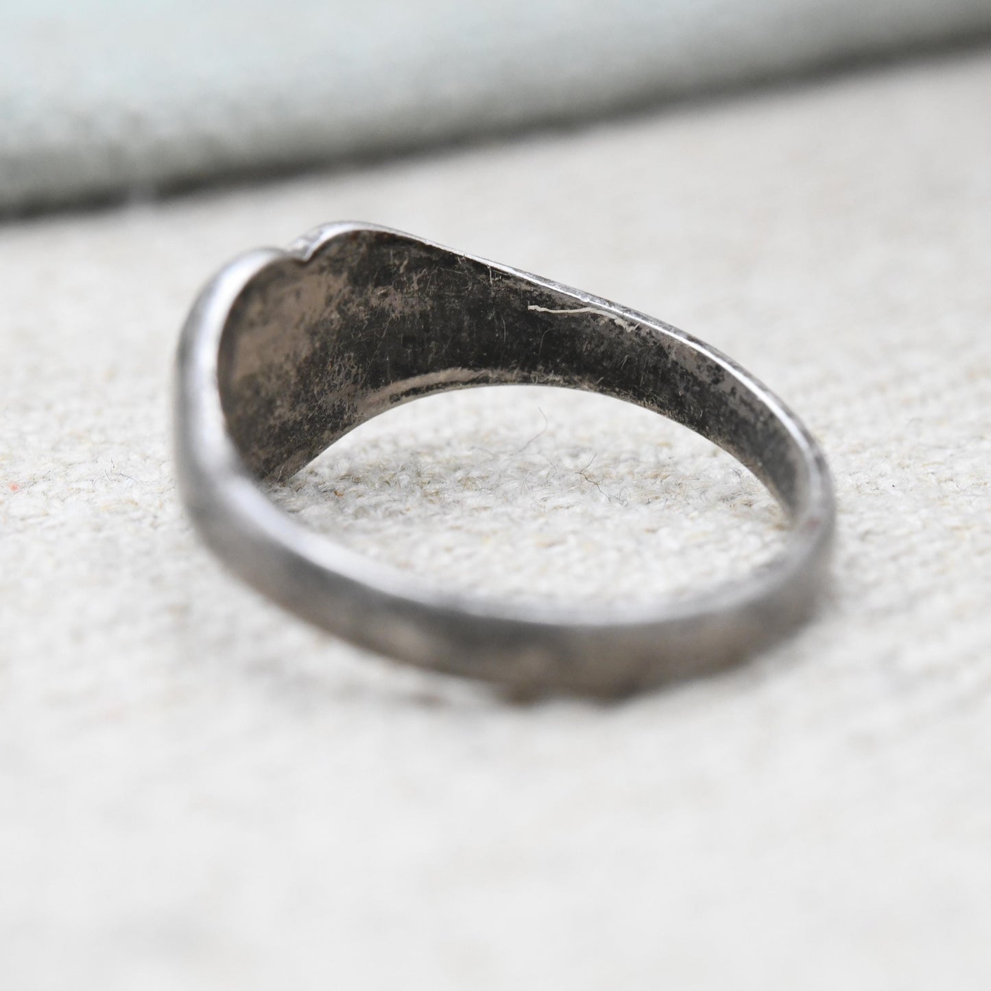 Vintage Sterling Silver Heart Signet Ring - Engraved Silver 1977 Love Heart Jewellery | Everyday Ring | UK Size - O 1/2 | US Size - 7 1/4