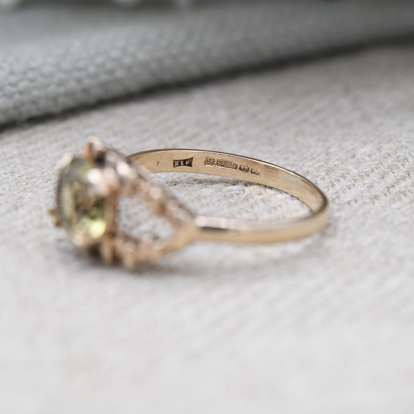 Vintage 9ct Gold Gemstone Ring 1972 Midcentury Modern Jewellery - Open Textured Shank Faceted Cocktail Dress | UK Size - O | US Size - 7 1/2