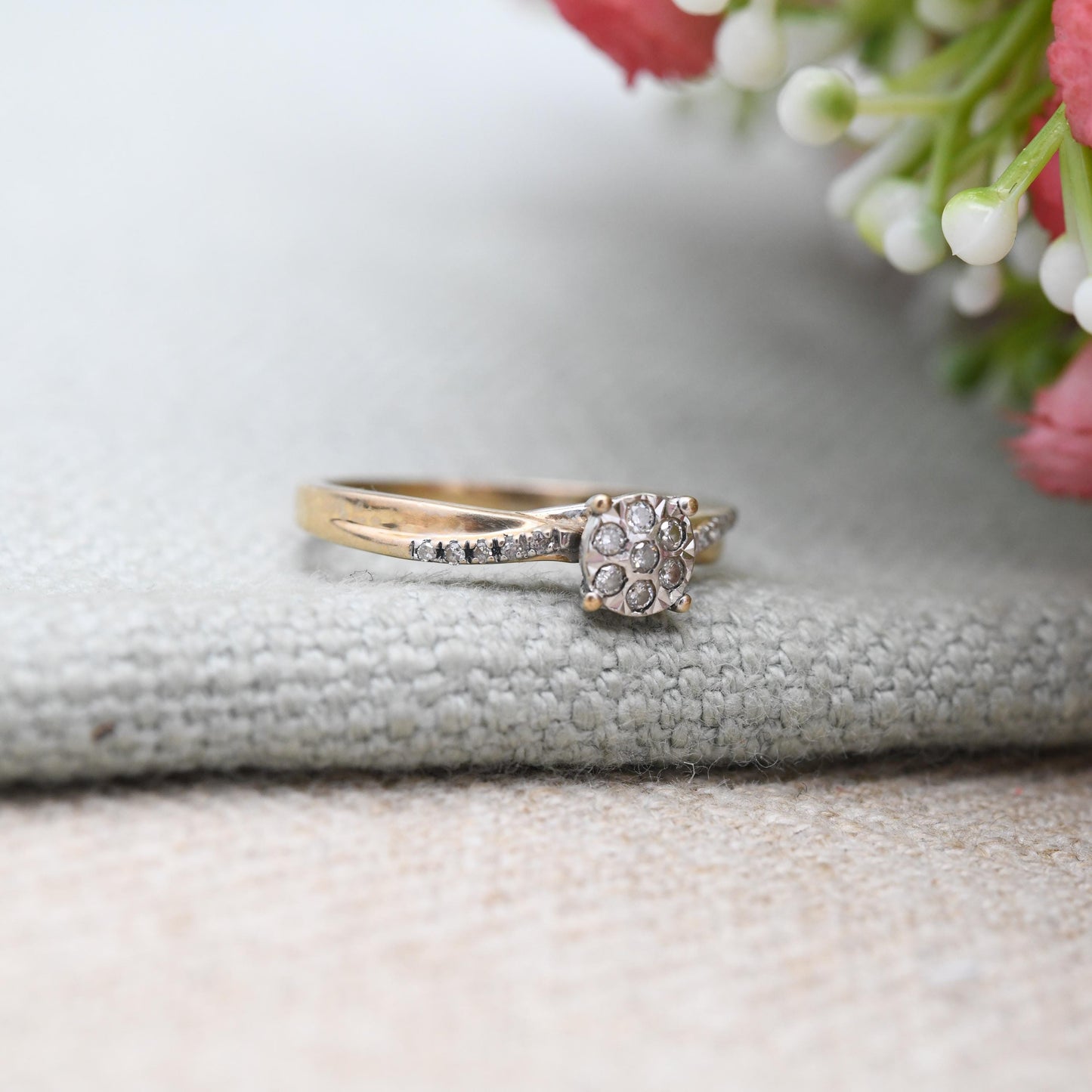 Vintage 9ct Gold and Diamond Cluster Ring 0.1 Carats 10 Points - Y2K Gold Twist Jewellery Two Tone White | UK Size - M | US Size - 6 1/2