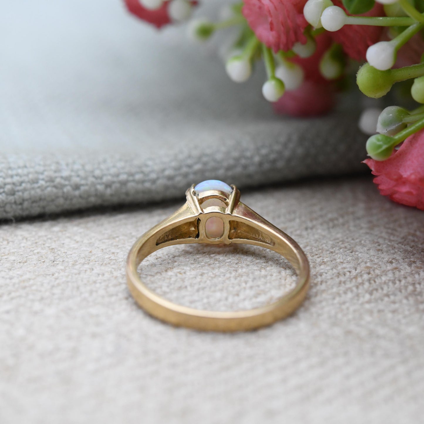 Vintage 9ct Gold Opal Solitaire Ring - Rainbow White Gemstone Solitaire | Colourful Opal Jewellery | UK Size - N 1/2 | US Size - 7