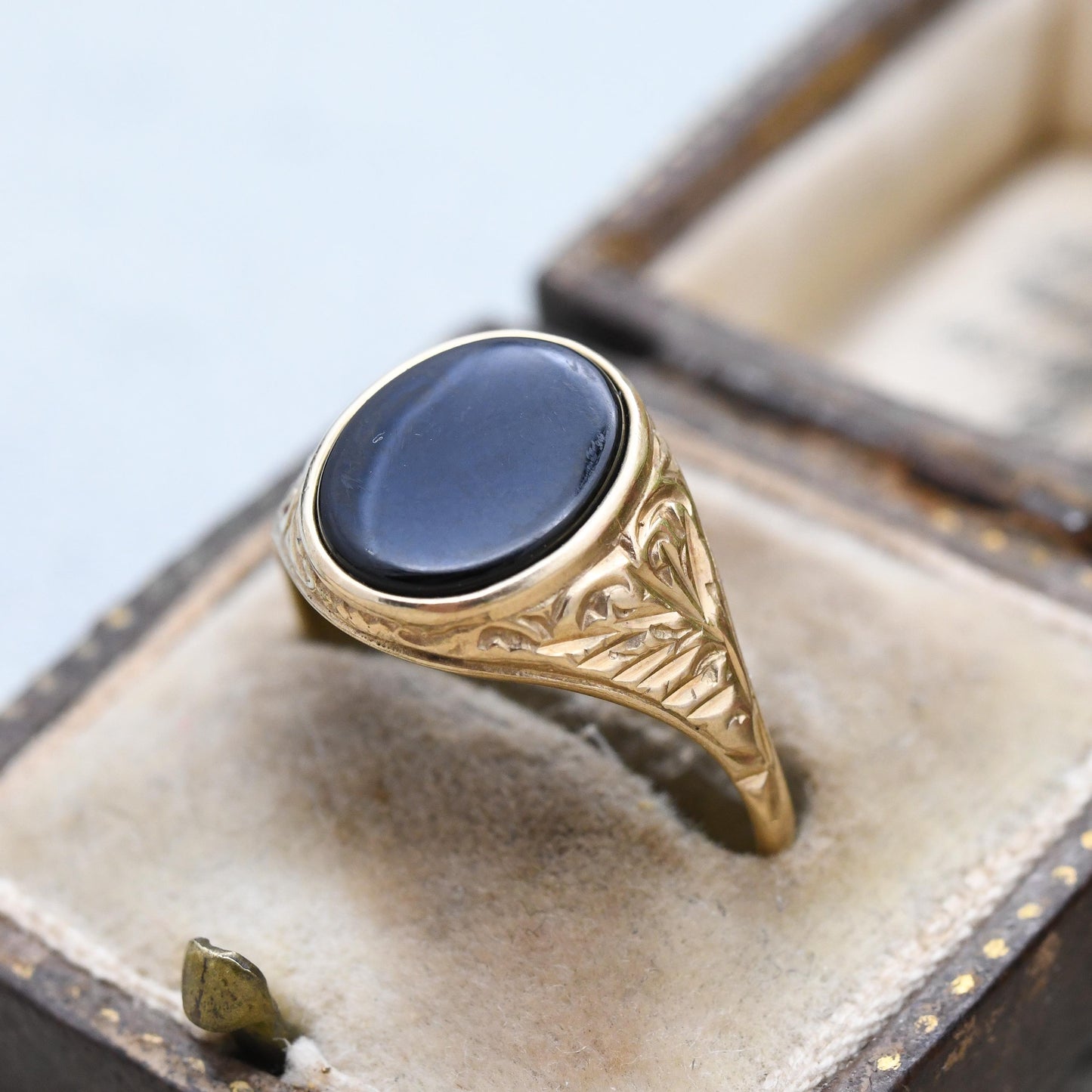 Vintage 9ct Gold Onyx Signet Ring - Detailed Shoulders | Unisex Yellow Gold and Black Jewellery Gift for Him | UK Size - W | US Size - 11